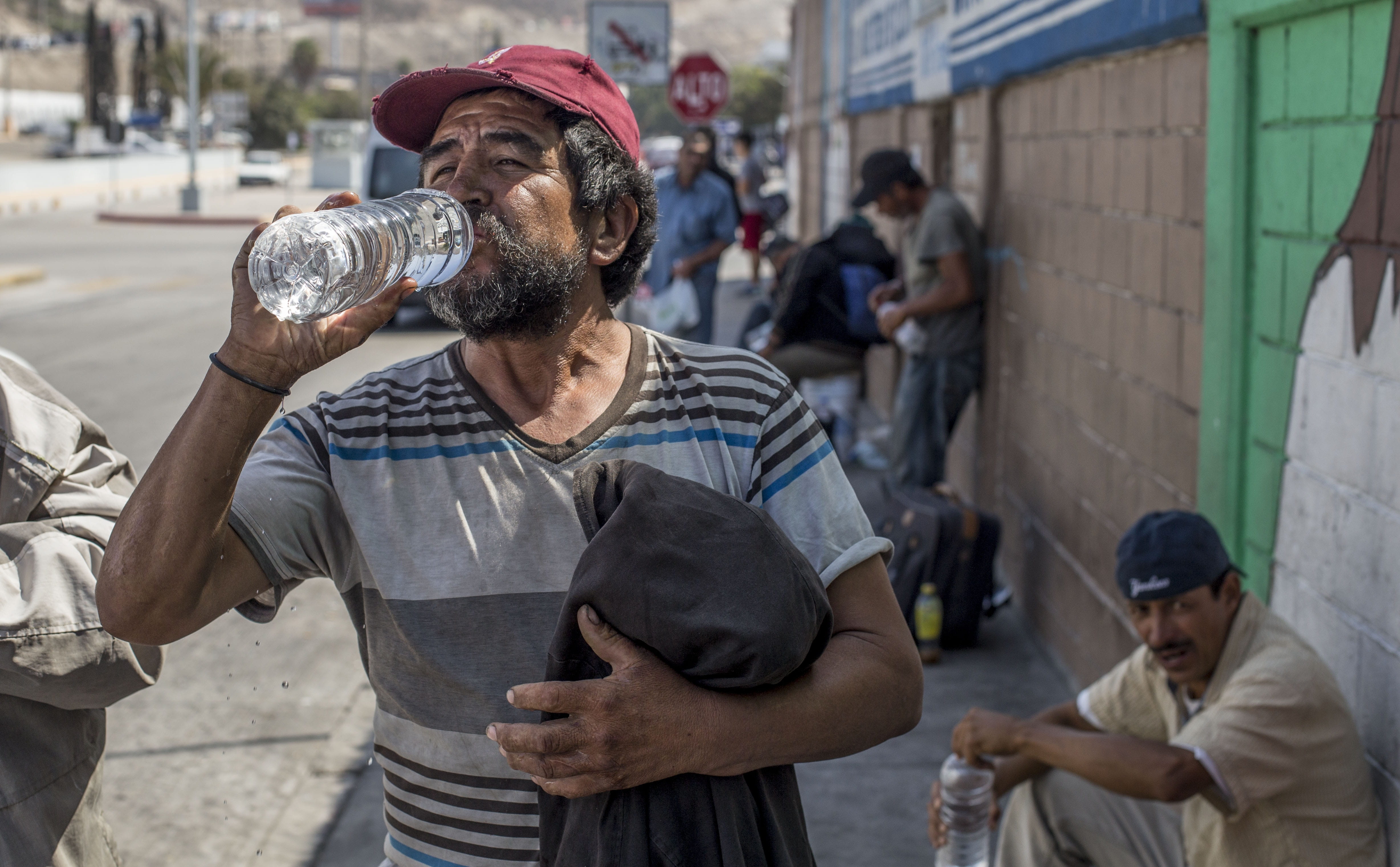 4K, standing, men, man, water, architecture, glass, beard, casual clothing, hat, people, day, bottle, real people, refreshing, fluid, mexico, incidental people, HD Wallpaper