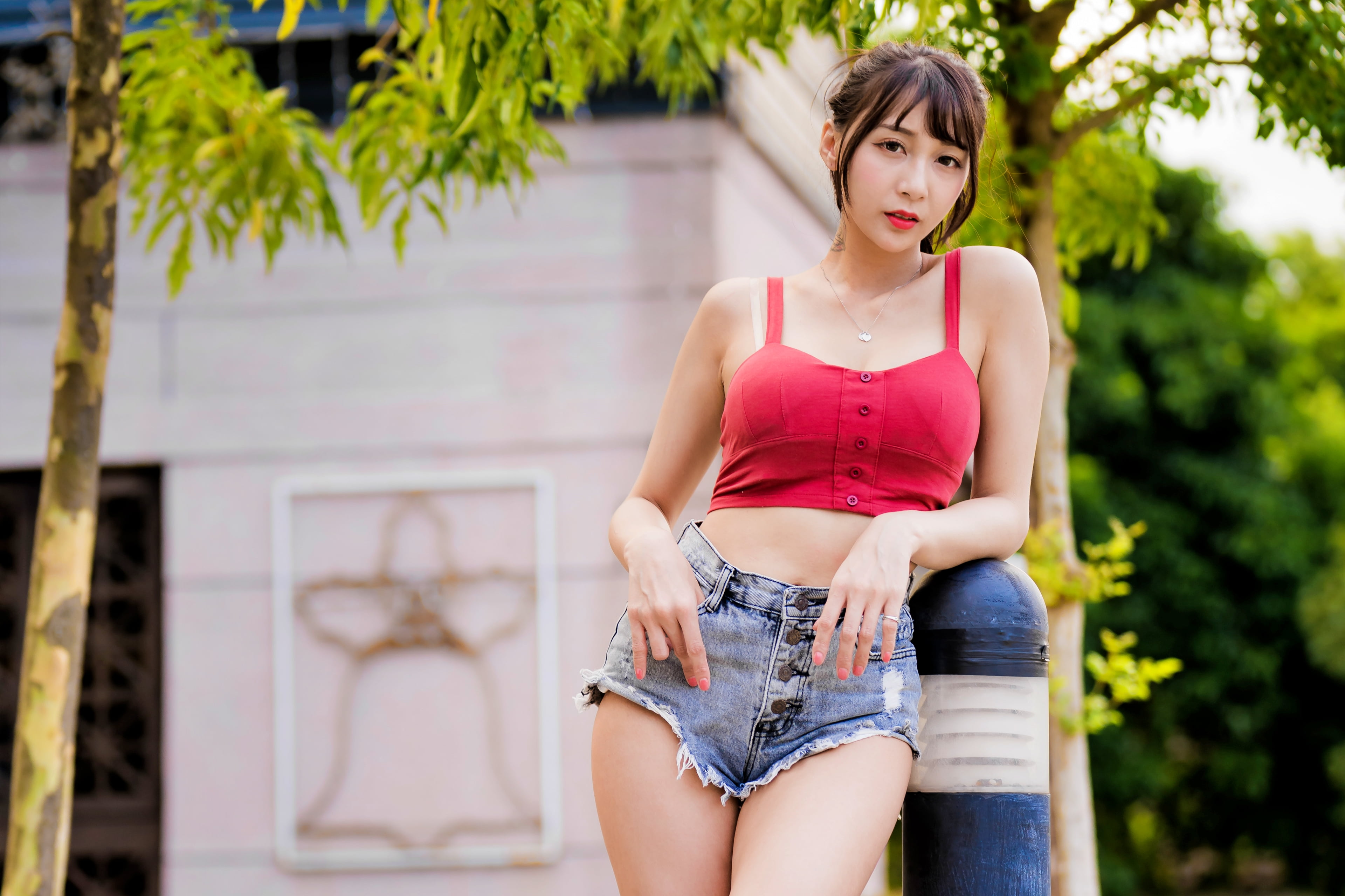 belly, model, looking at viewer, portrait, necklace, torn clothes, 4K, frontal view, brunette, outdoors, women outdoors, bangs, women, parted lips, short shorts, HD Wallpaper