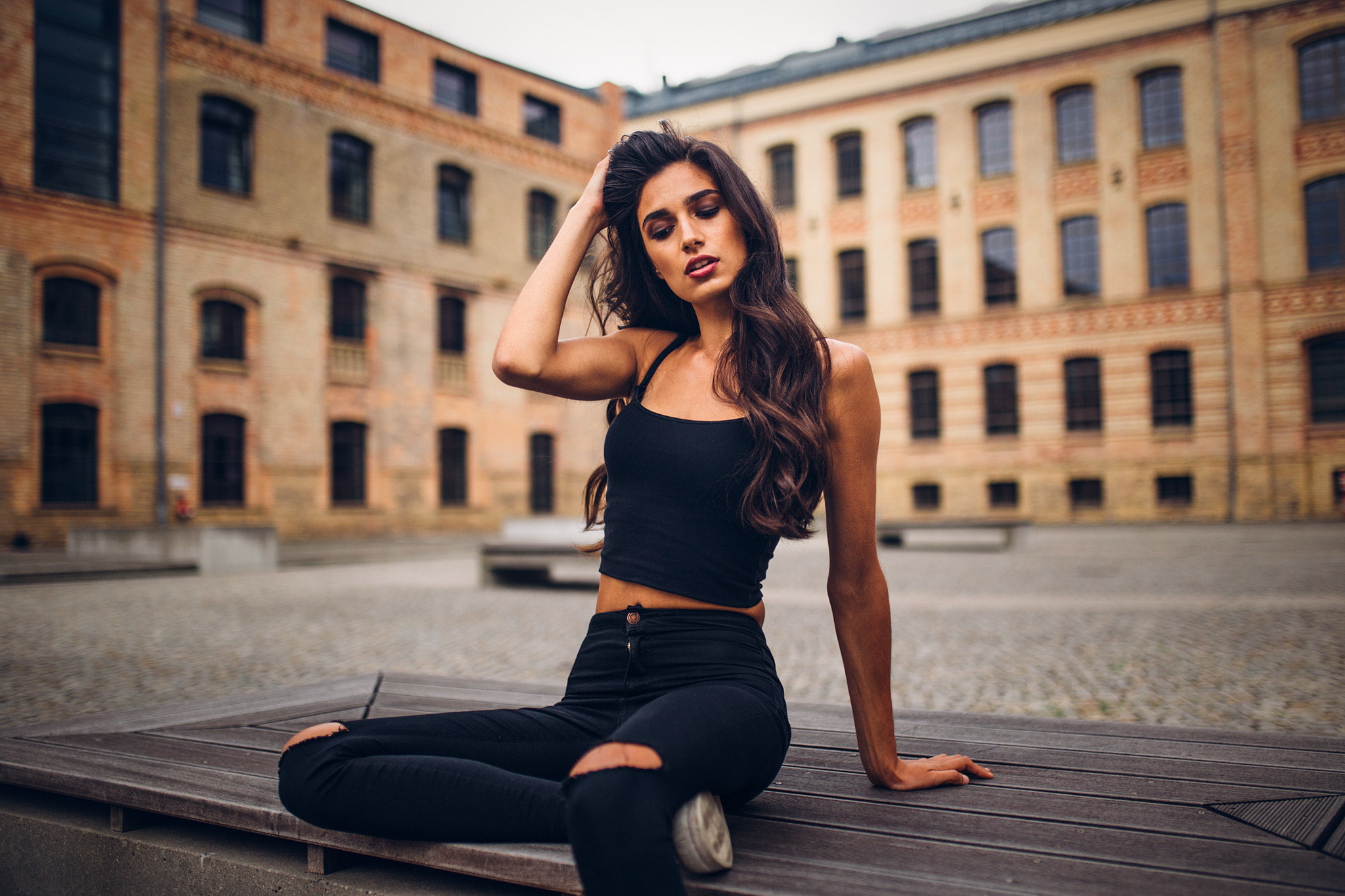 sitting, women, torn jeans, women outdoors, 1080P, depth of field, black clothing, tanned, HD Wallpaper
