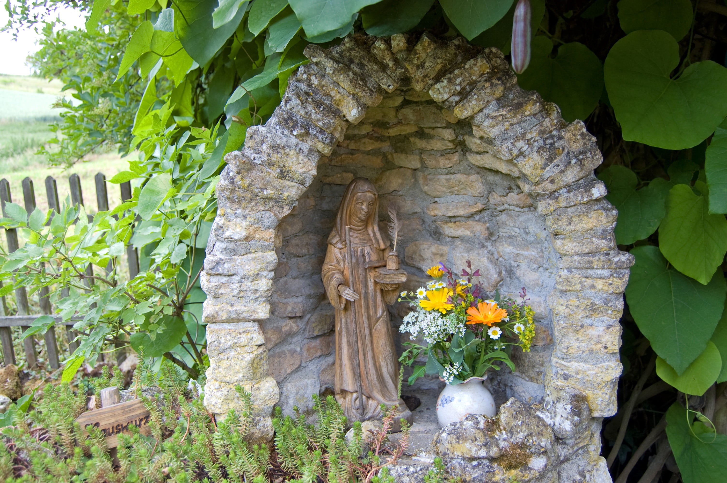 statue, religion, art and craft, growth, niche, human representation, hildegard von bingen, garden, belief, built structure, stone wall, spirituality, woman, HD Wallpaper