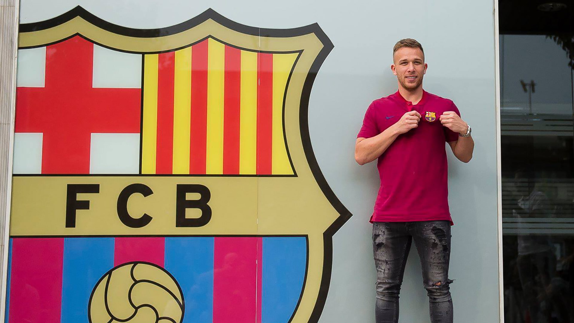futbolista, one person, men, front view, red, mid adult, happiness, standing, casual clothing, holding, arthur, melo, three quarter length, males, looking at camera, HD Wallpaper