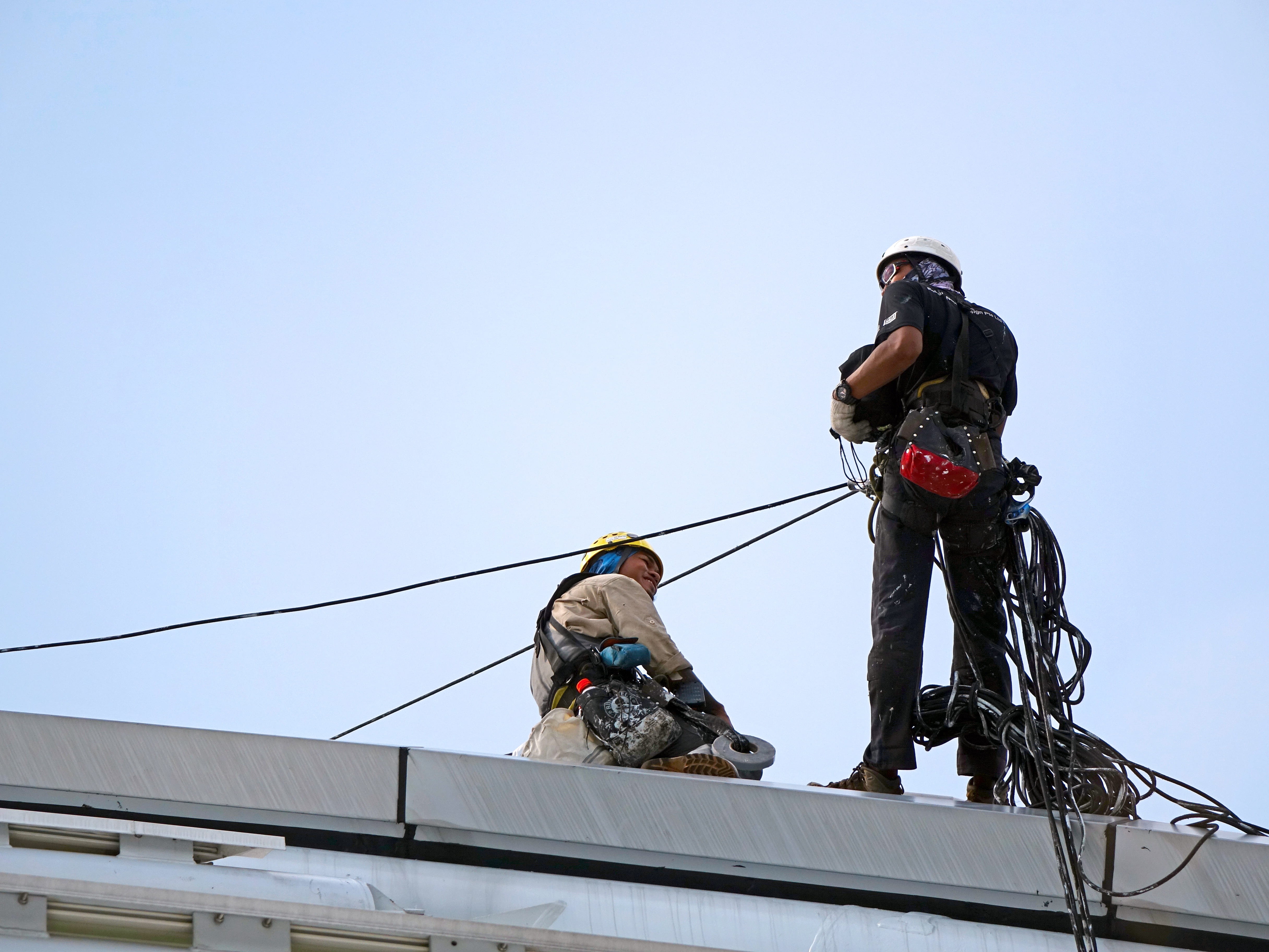 harness, protection, outdoors, work, working, low, day, built structure, copy space, top, people, 4K, blue, gray, descender, photo, helmet, concrete, safety, HD Wallpaper