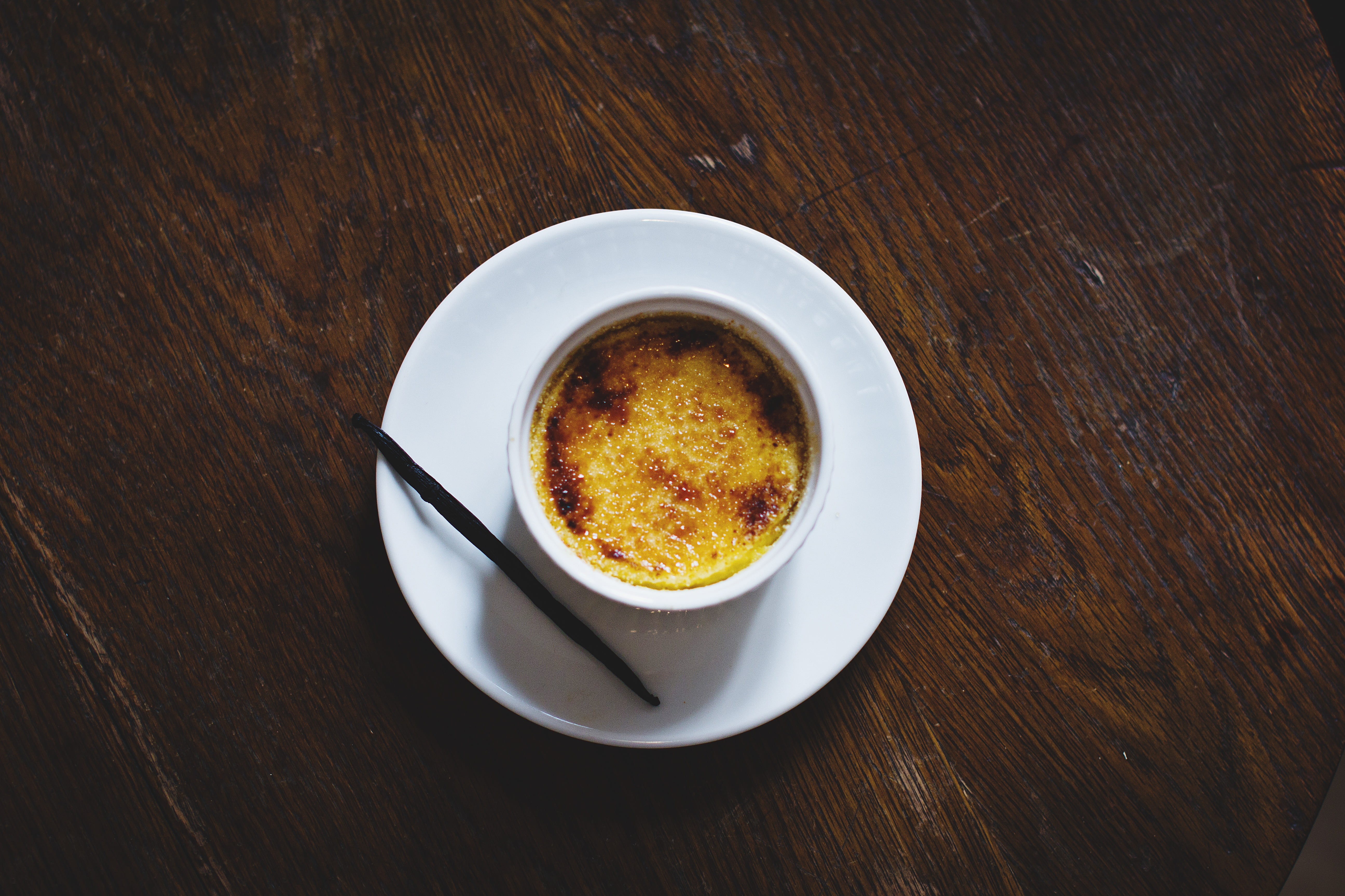 5K, freshness, mug, crockery, drinks, wood - material, directly above, eggs, sweet, refreshment, table, no people, coffee, cup, vanilla, creme brulee, HD Wallpaper