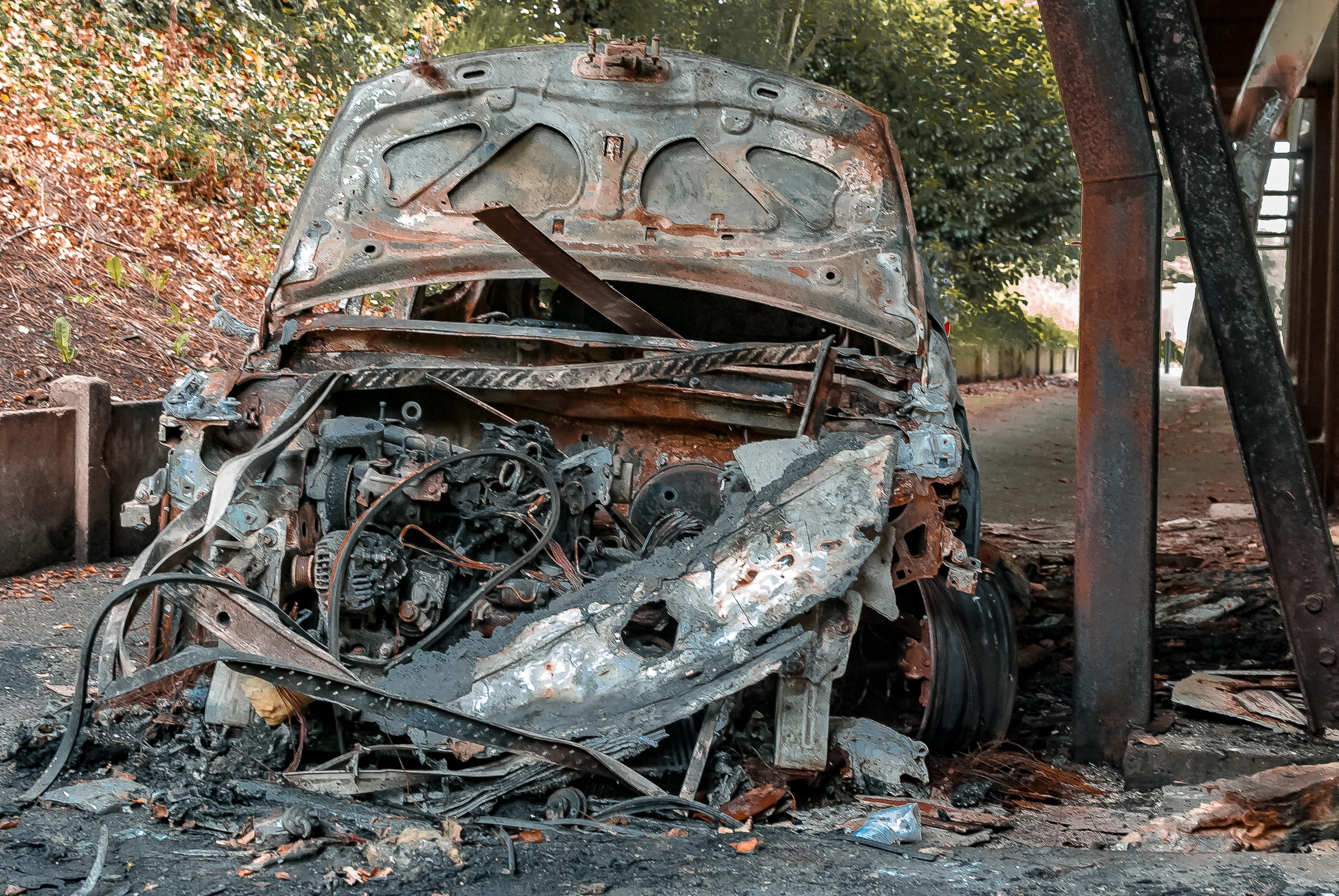 junkyard, land vehicle, 4K, metal, scrap, brule, nature, abandoned, mode of transportation, damaged, old, ruined, wreck, day, land, field, accident, transportation, HD Wallpaper
