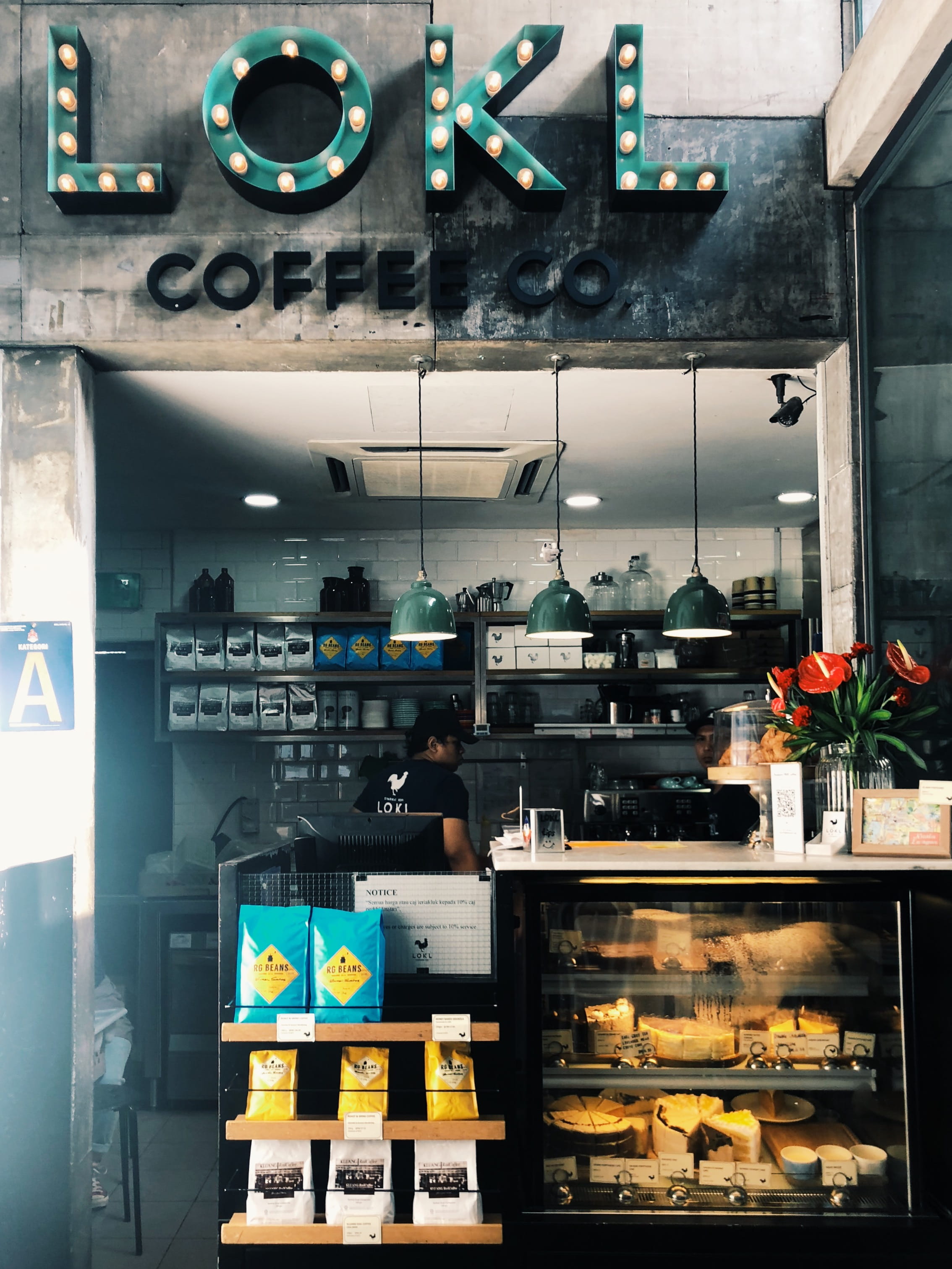 lighting equipment, market, kiosk, text, retail, for sale, shop, bakery, window display, restaurant, glass - material, cafeteria, cafe, electric lamp, no people, Phone HD Wallpaper
