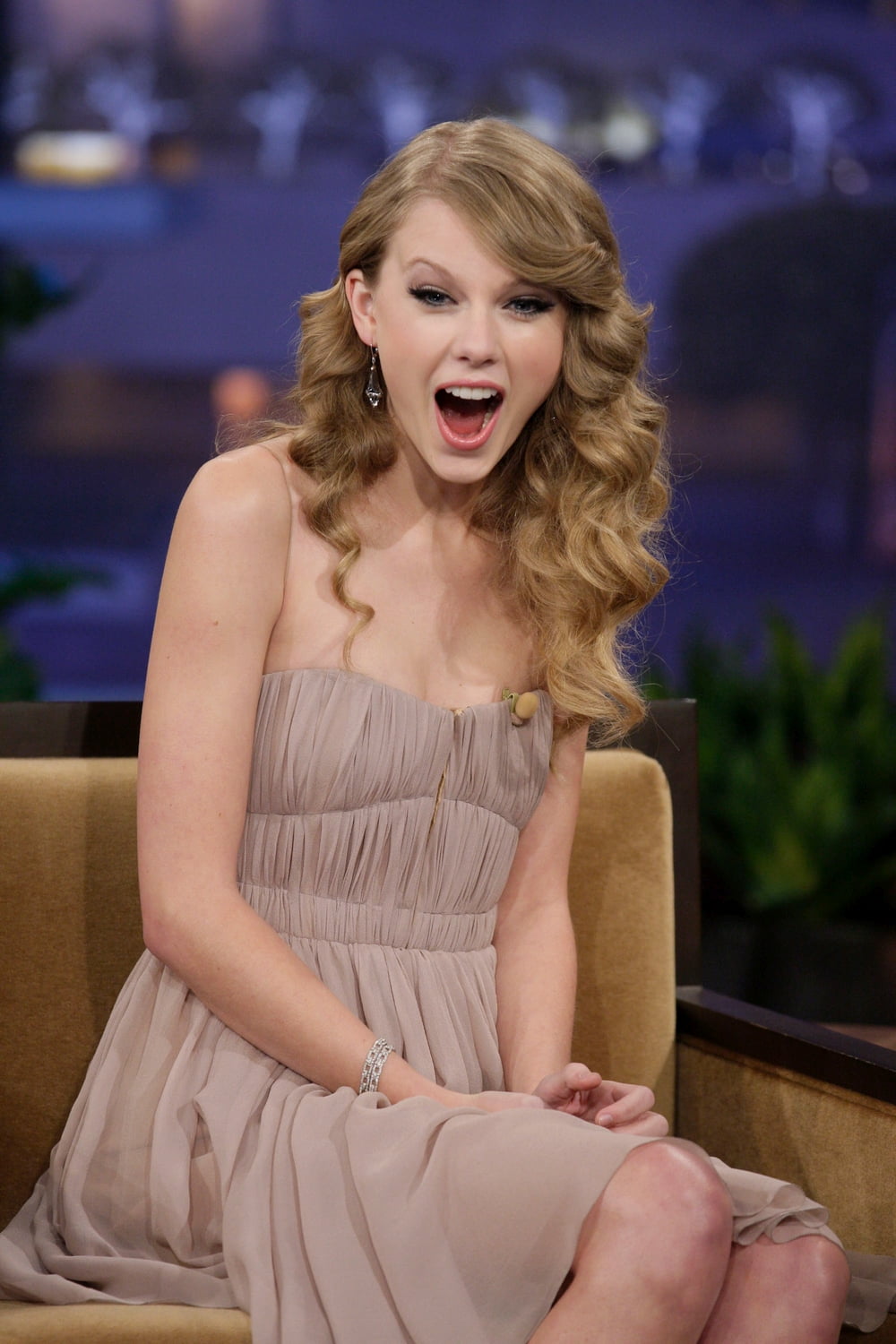 blonde, blue eyes, curly hair, Taylor Swift, singer, sitting, 720P, women, open mouth, dress, Phone HD Wallpaper
