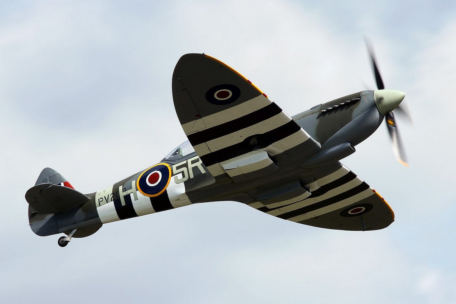 supermarine, flying, fighter, bomber, 720P, raf, aircraft, spitfire, sky, warbirds, aeroplane, airshow, airplanes, flight, war, HD Wallpaper