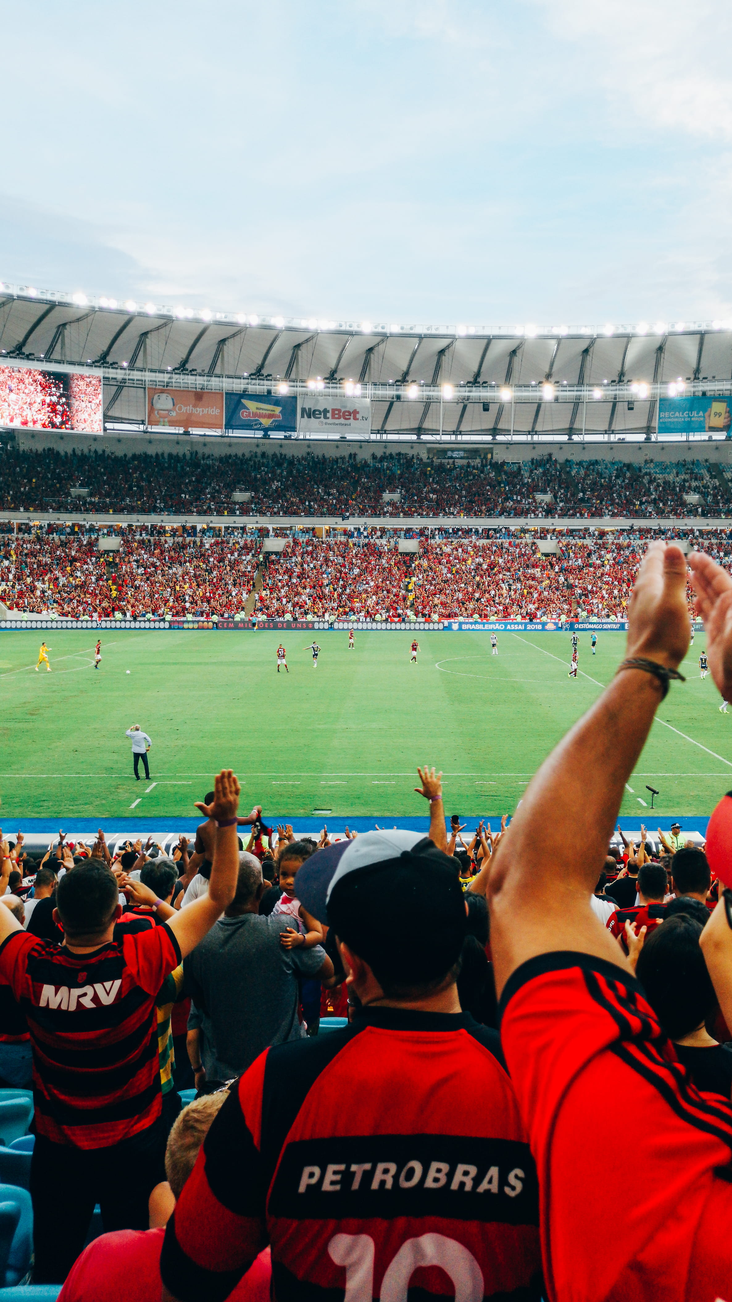 real people, match - sport, brazil, spectator, outdoors, athlete, football, brasil, human arm, day, sport, team sport, crowd, maracana, competition, Maracanã, Phone HD Wallpaper