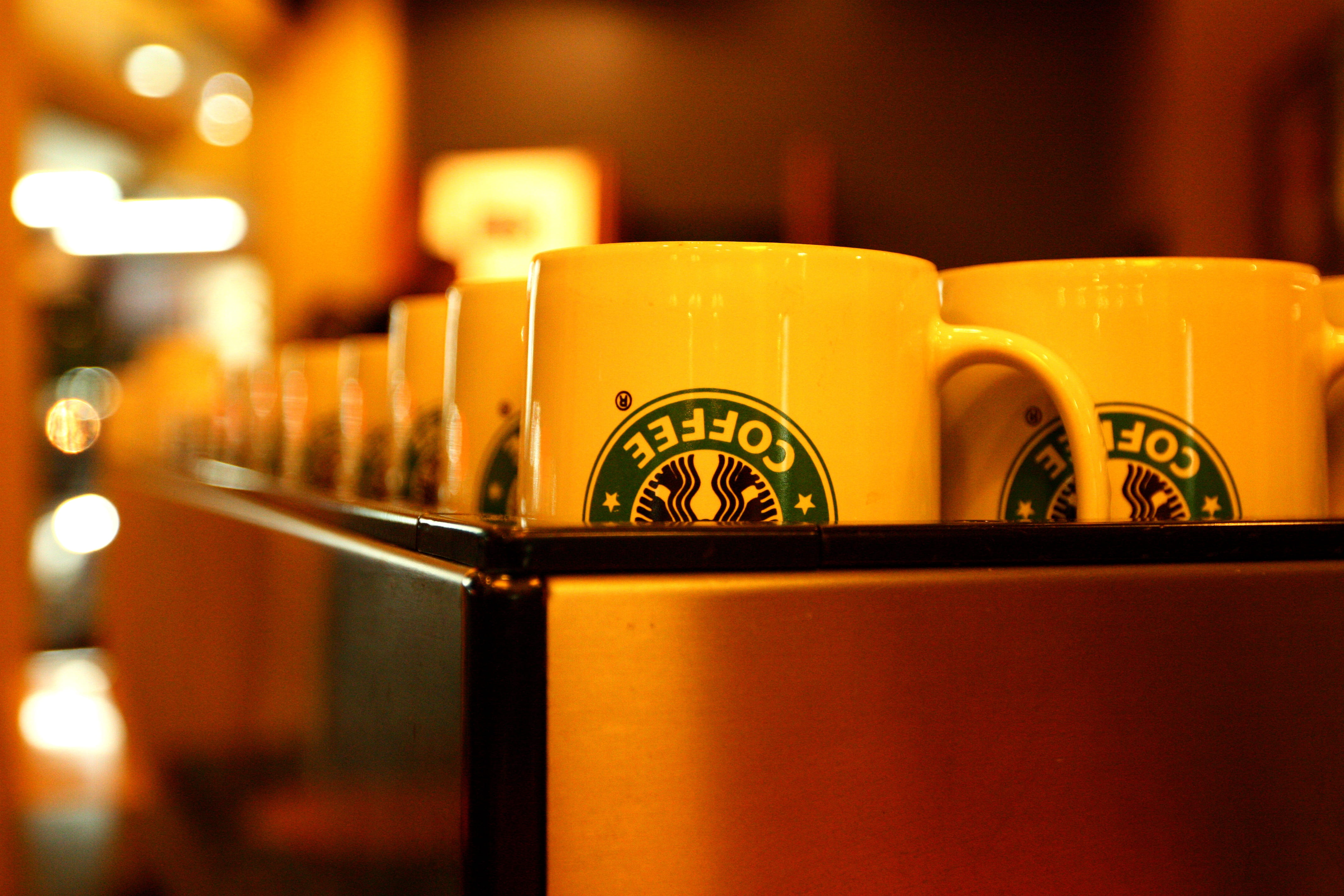 focus on foreground, coffee shop, crockery, finance, photography, glass, mug, shelf, restaurant, white, field, usually glass, selective focus, repetition, HD Wallpaper