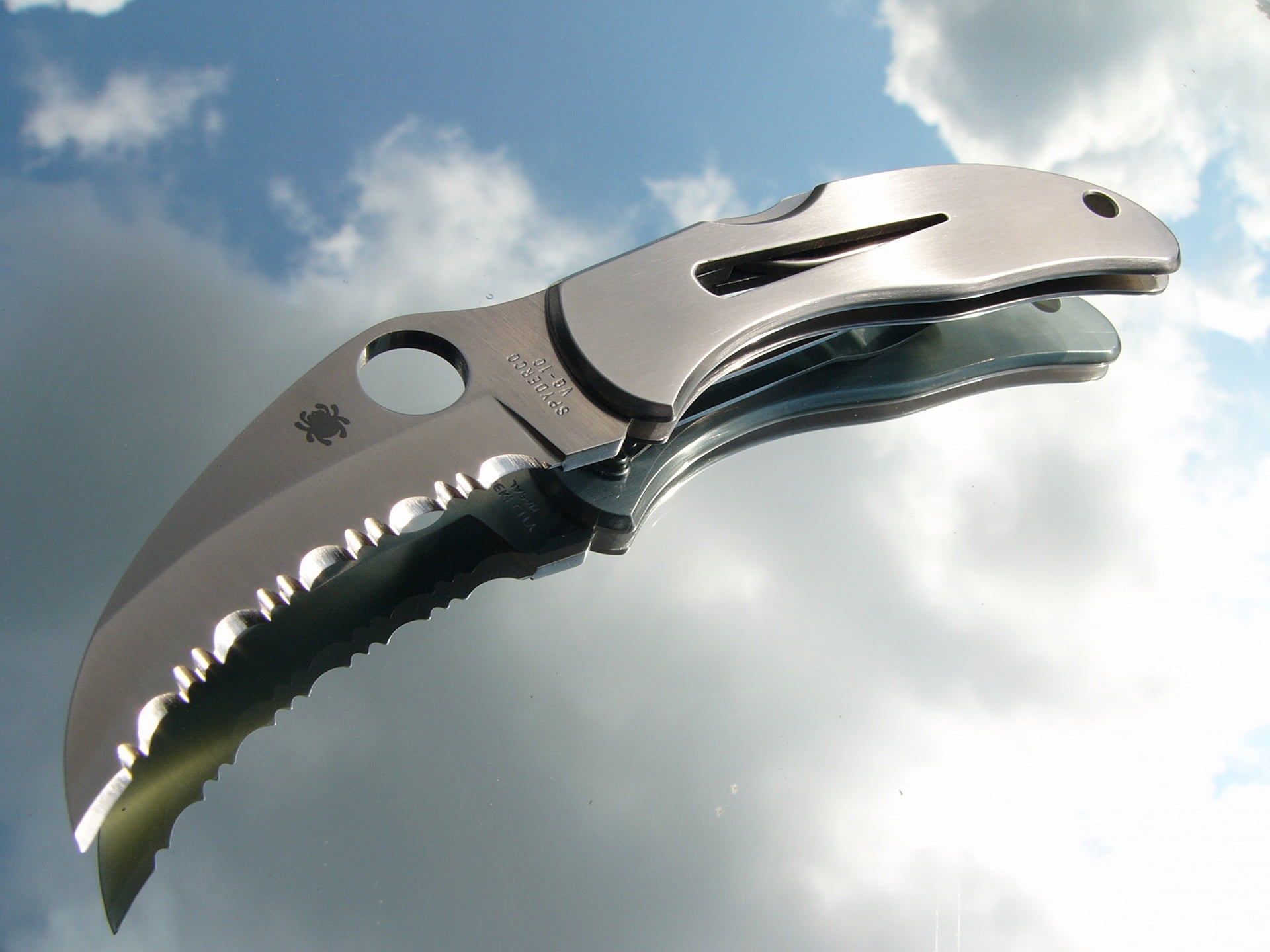 vg-10, karambit, sky, arts culture and entertainment, spyderco, clouds, folding, day, 1080P, building exterior, knife, metal, built structure, sunlight, HD Wallpaper