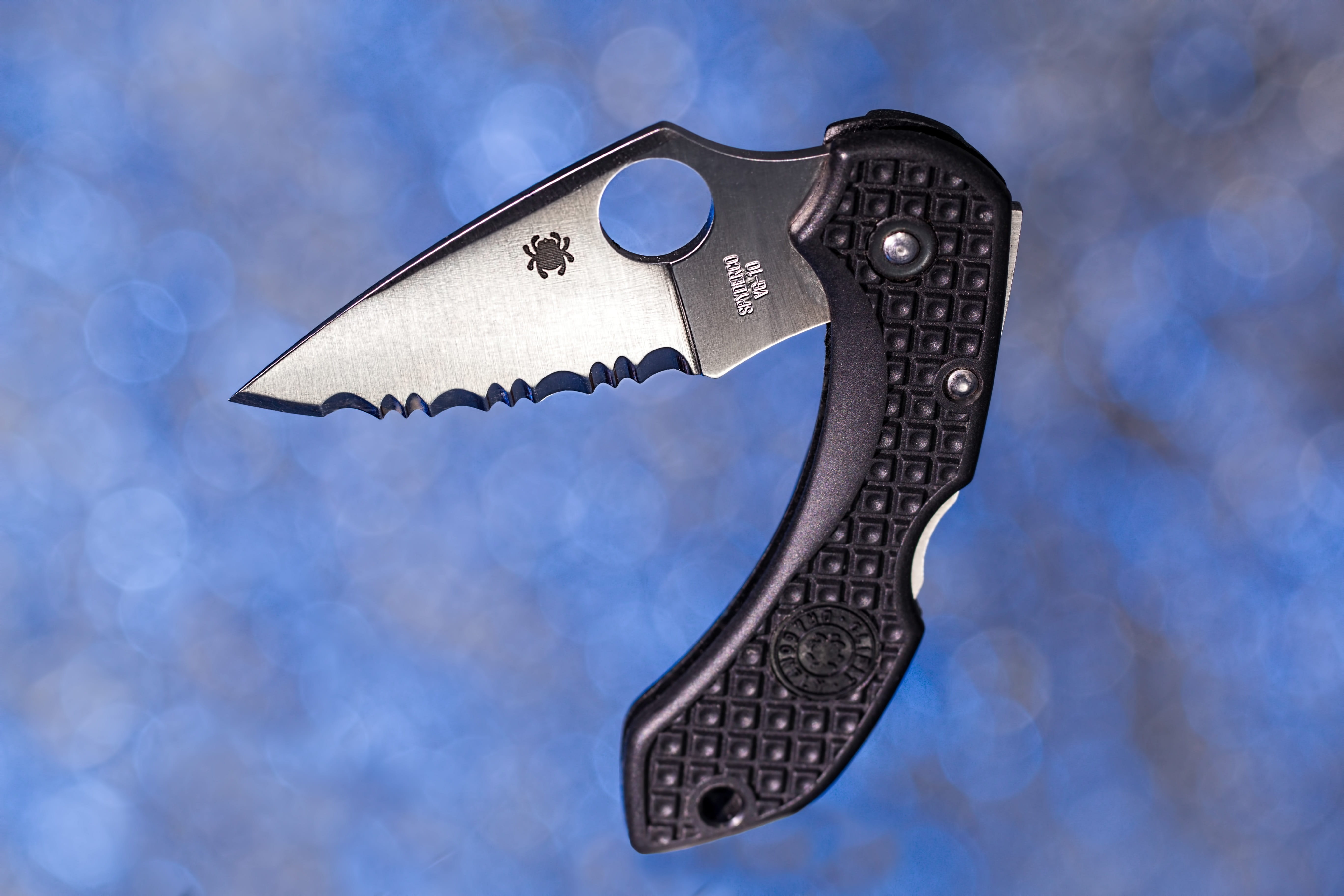 blade, nature, weapon, day, cloud - sky, indoors, blue, sign, spyderco, metal, animal, hand tool, economy, communication, tool, still life, 5K, knife, HD Wallpaper