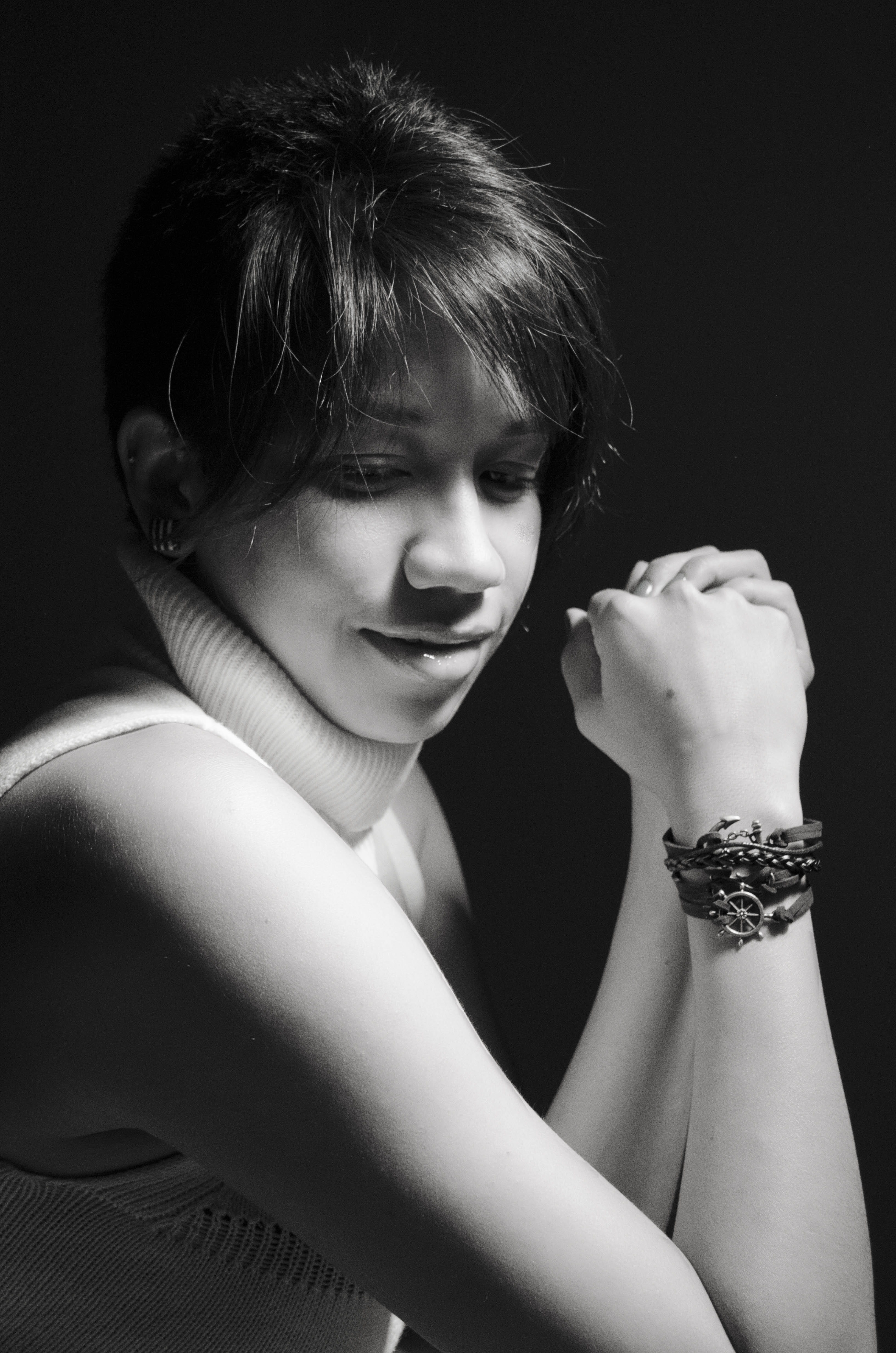 face, females, indoors, child, headshot, bella, joy, happiness, beauty, leisure activity, hairstyle, 4K, black background, jewelry, braslette, happy, black and white, Phone HD Wallpaper