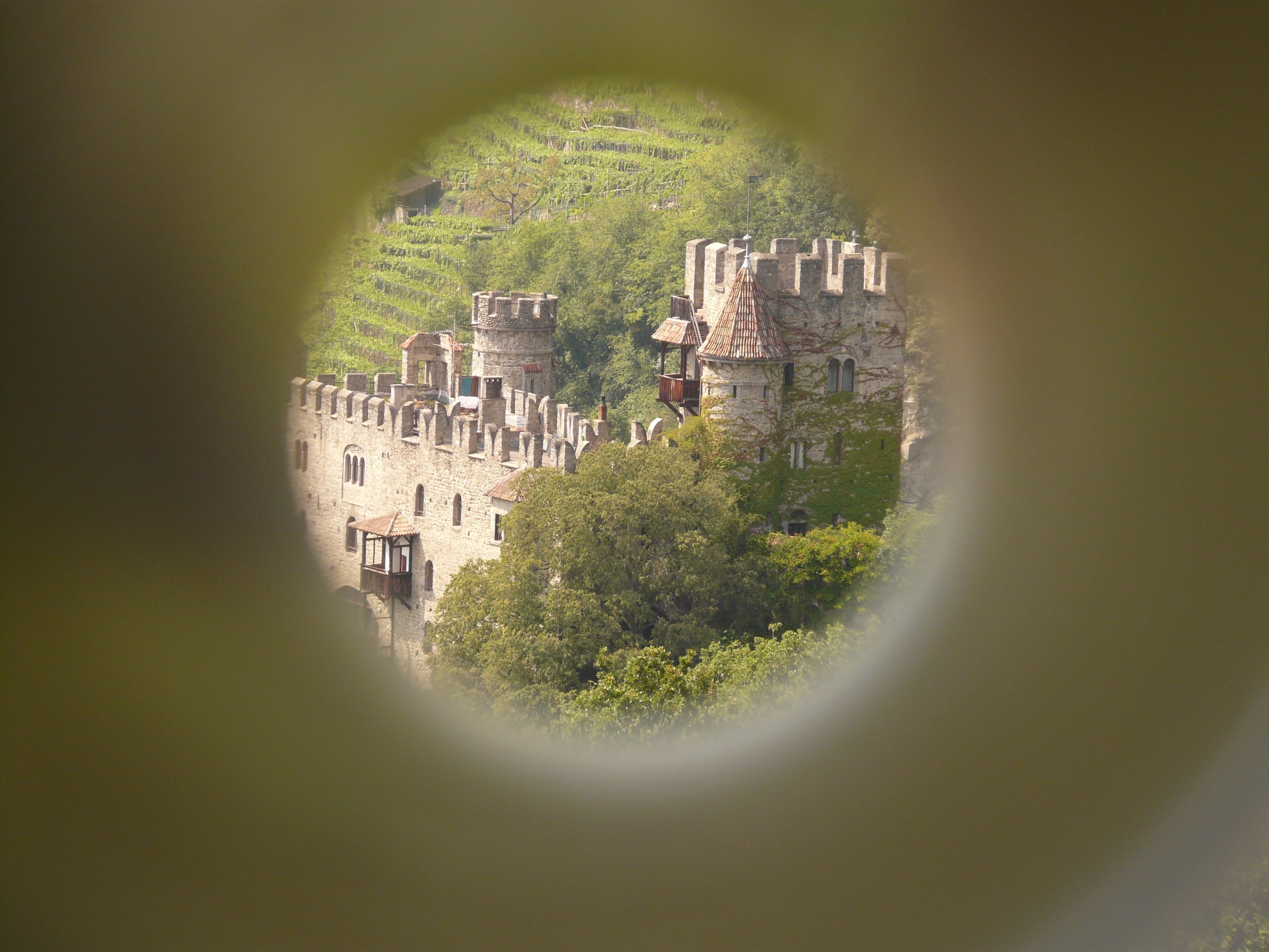 building exterior, green color, old, travel, meran, travel destinations, binoculars, outdoors, architecture, built structure, tyrol, residential district, HD Wallpaper