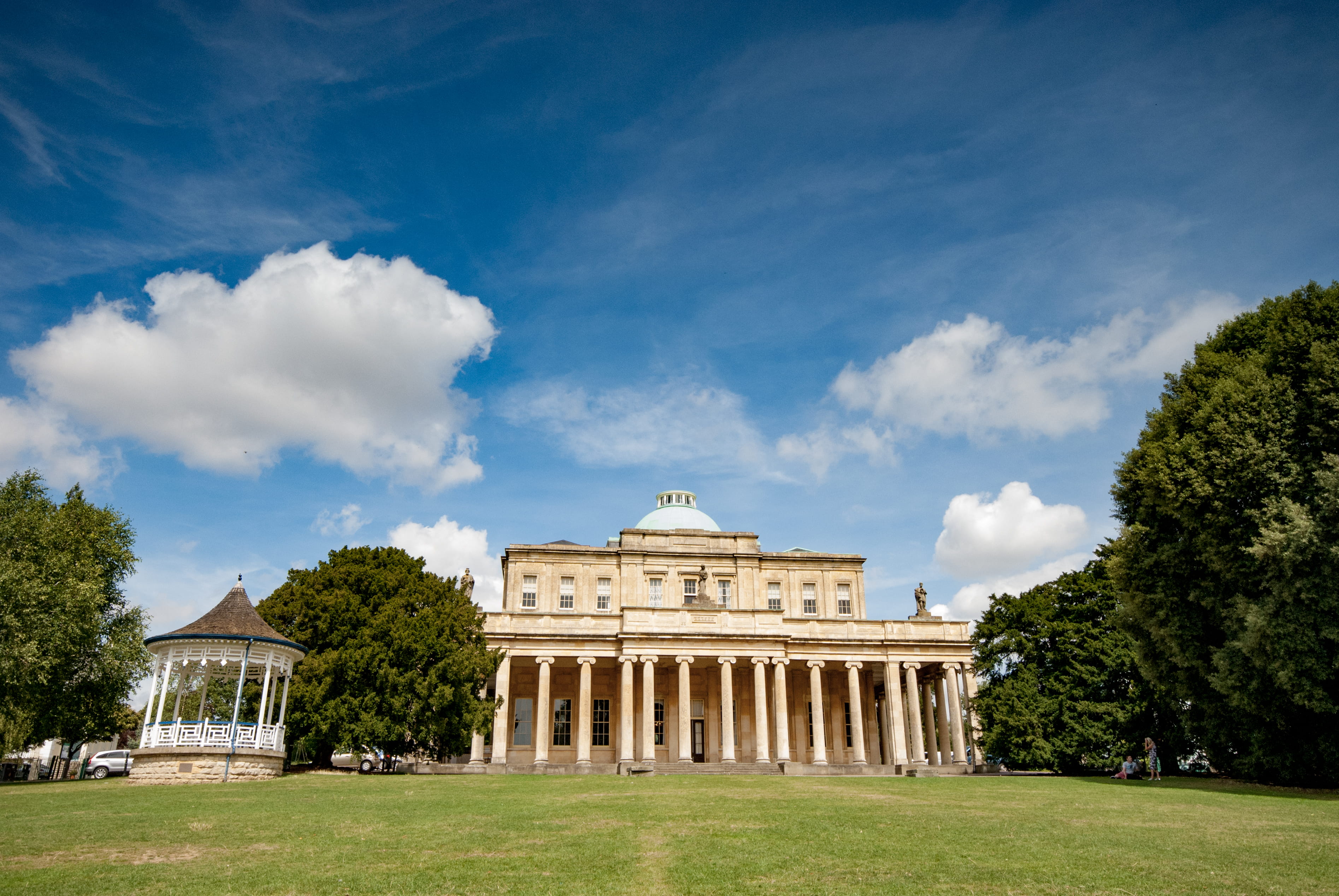 grass, architecture, built structure, tourism, day, green color, pump rooms, pittville pump room, city, sky, the past, 2K, cloud - sky, travel, history, HD Wallpaper