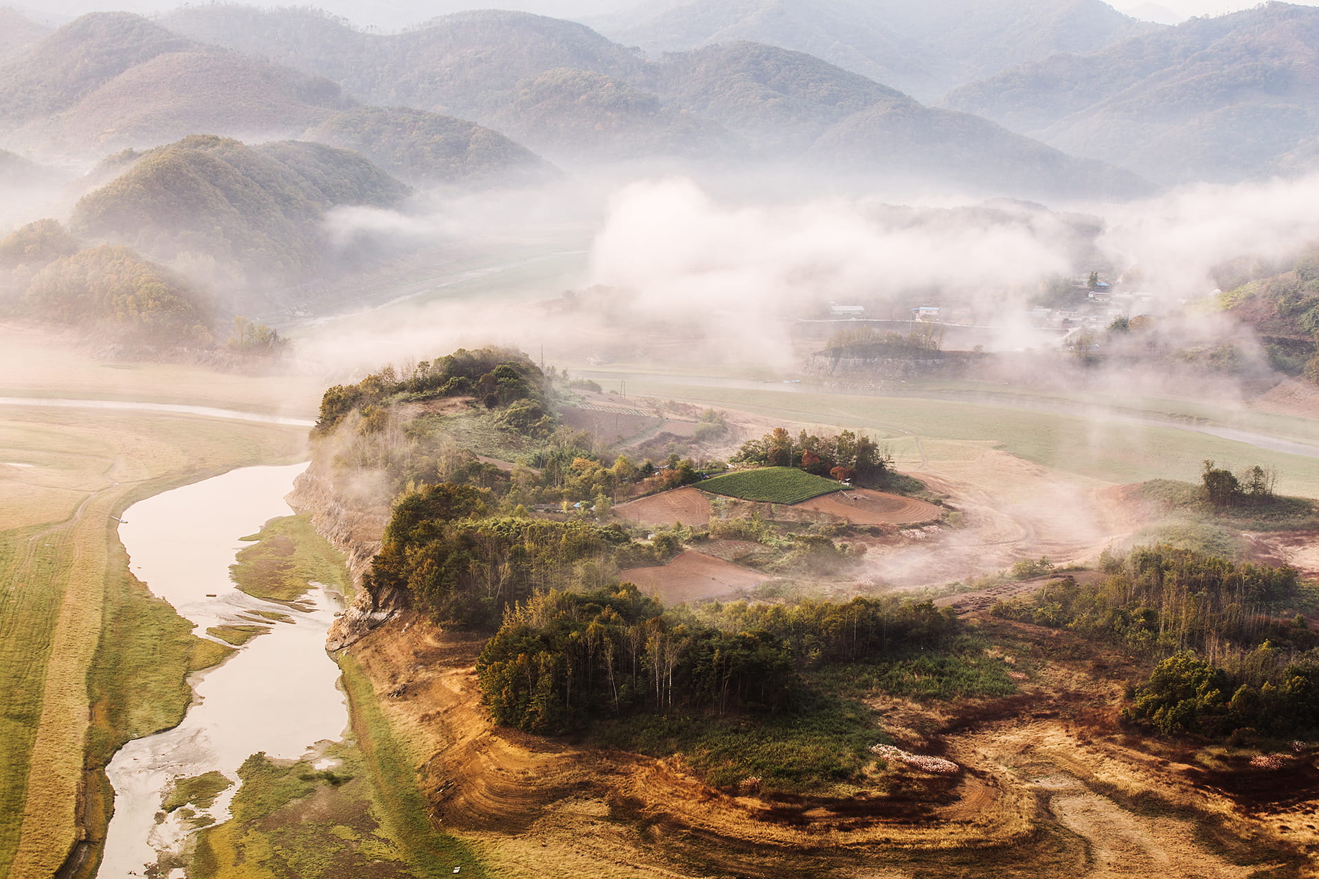 valley, outdoors, rocky, environment, 1080P, morning, island, famous Place, water, fog, misty, travel, mist, trees, hillside, green, nature, ravine, mountain, HD Wallpaper