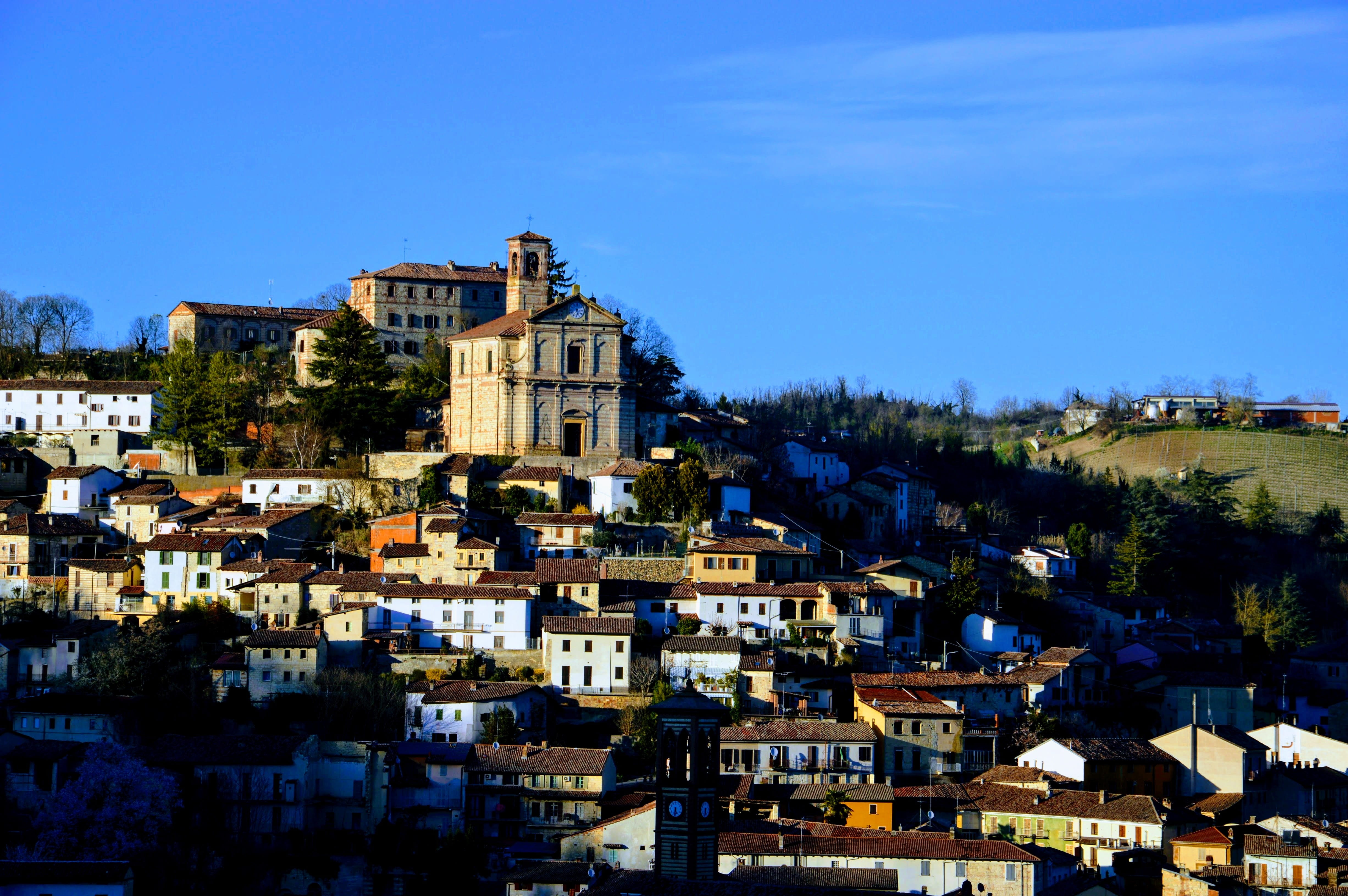 ottiglio, country, outdoors, idyllic, tree, landscape, house, italy, settlement, plant, day, holidays, townscape, blue, apartment, clear sky, sunlight, HD Wallpaper