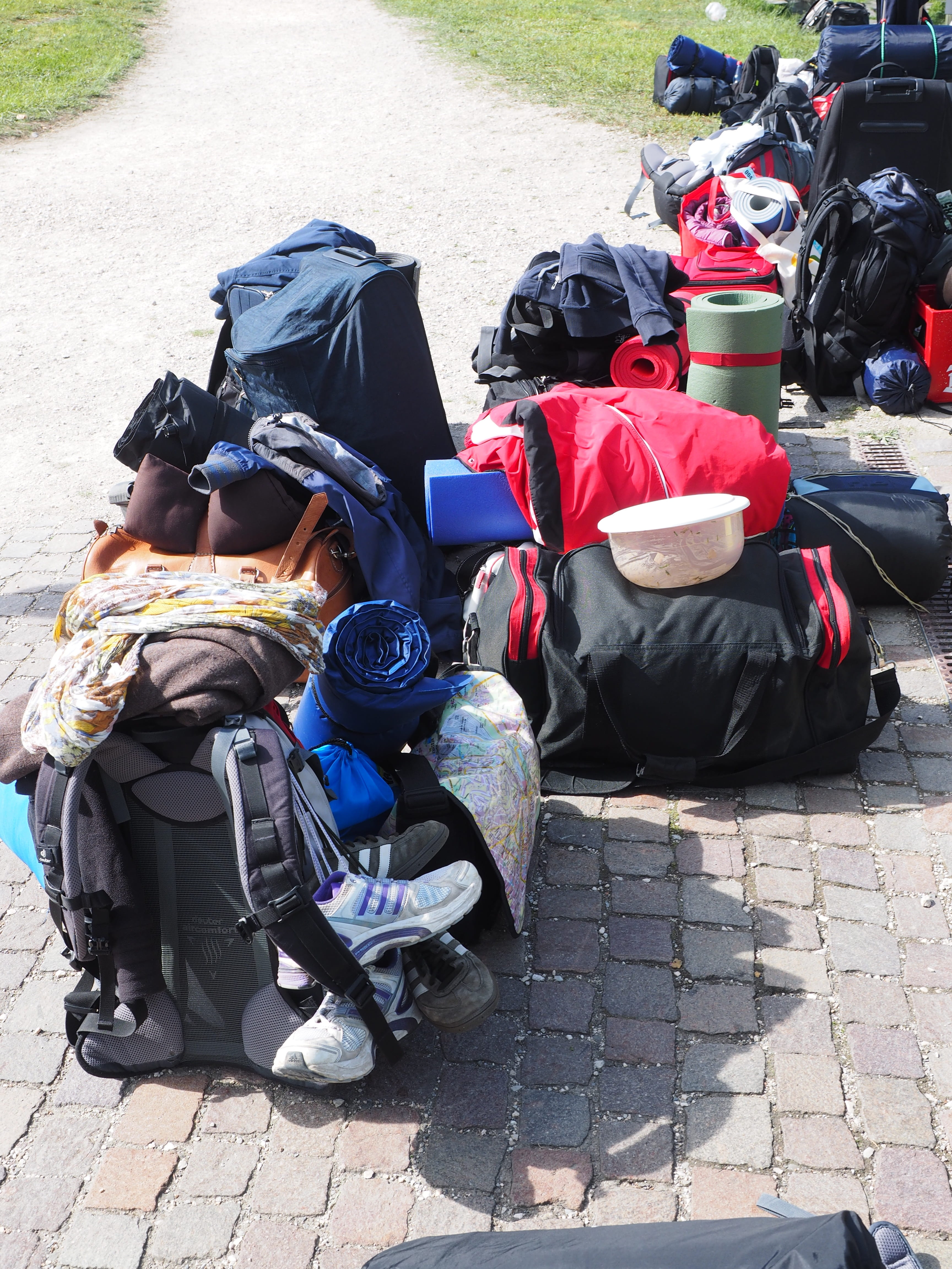 travel, childhood, travel group, assorted, sleeping, 4K, travel bags, real people, men, group, backpacking, luggage, group of people, high angle view, Phone HD Wallpaper