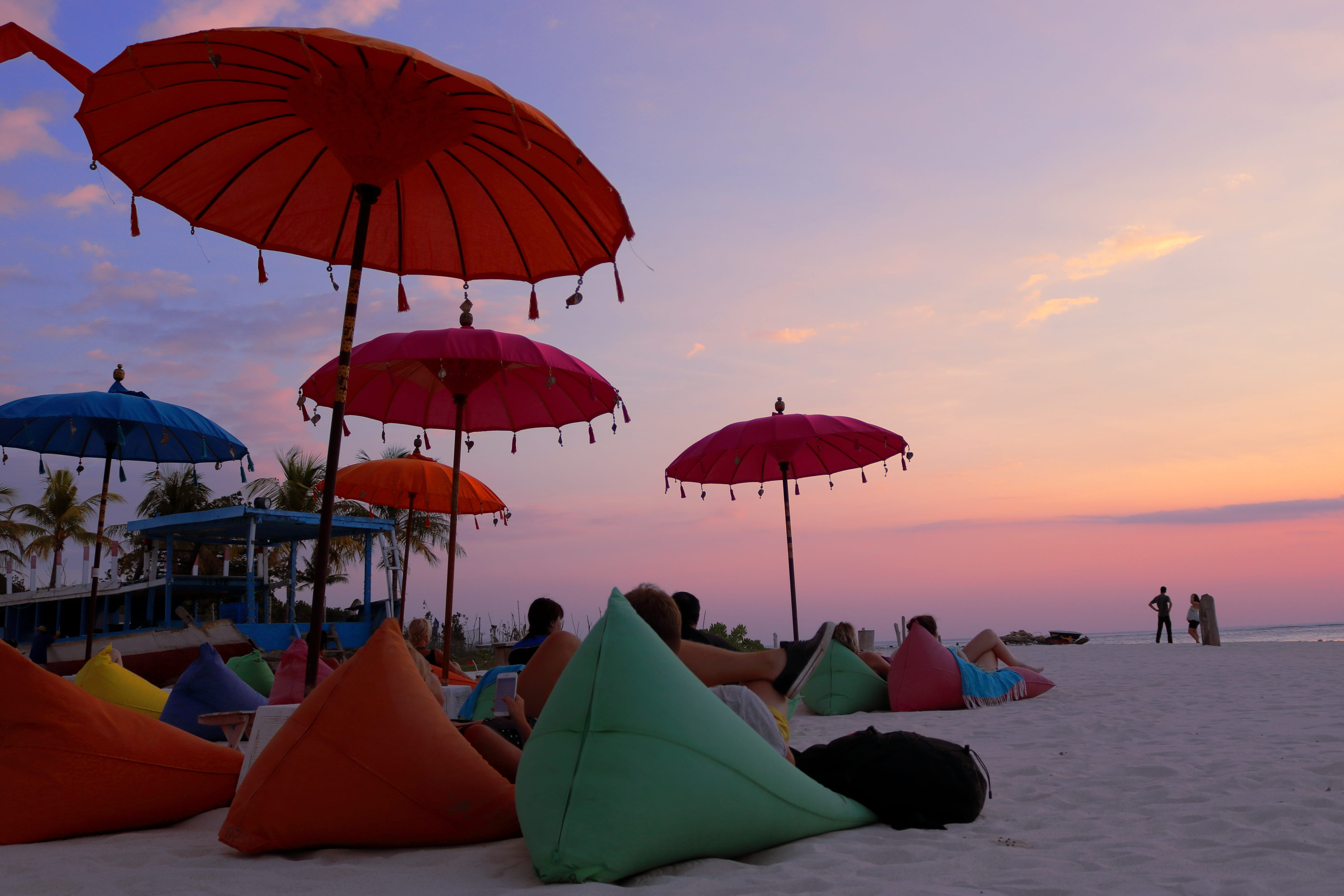 real people, horizon over water, protection, nature, parasol, lifestyles, umbrella, leisure activity, sky, sleeping, water, crowd, large group of people, HD Wallpaper