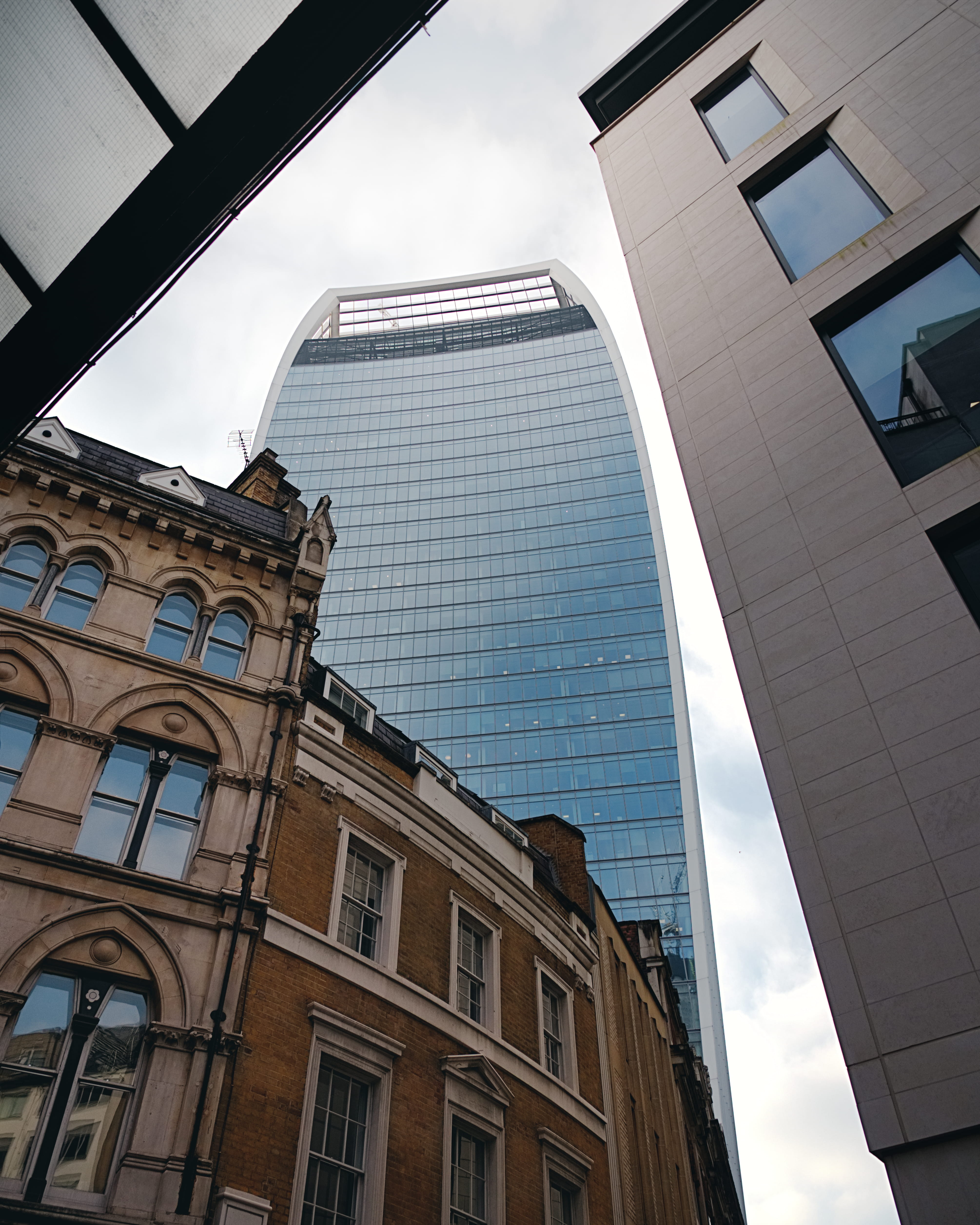 cloud - sky, low angle view, travel, sky, window, europe, uk, glass, outdoors, glass - material, modern, london, office, reflection, nature, urban, built structure, Phone HD Wallpaper