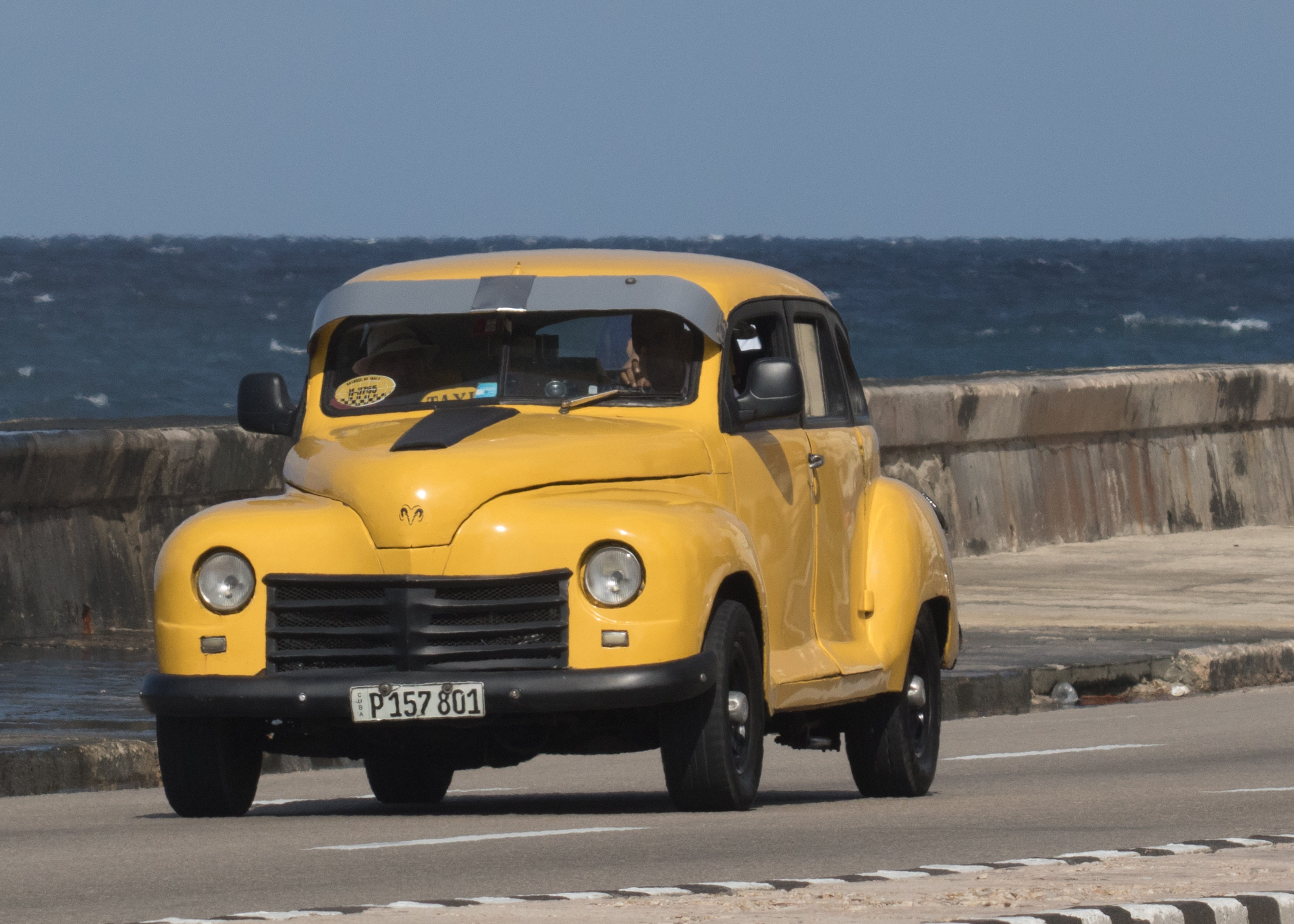 copy space, street, city, car, havana, road, classic, mode of transportation, malecon, no people, taxi, cuba, clear sky, transportation, land vehicle, outdoors, HD Wallpaper