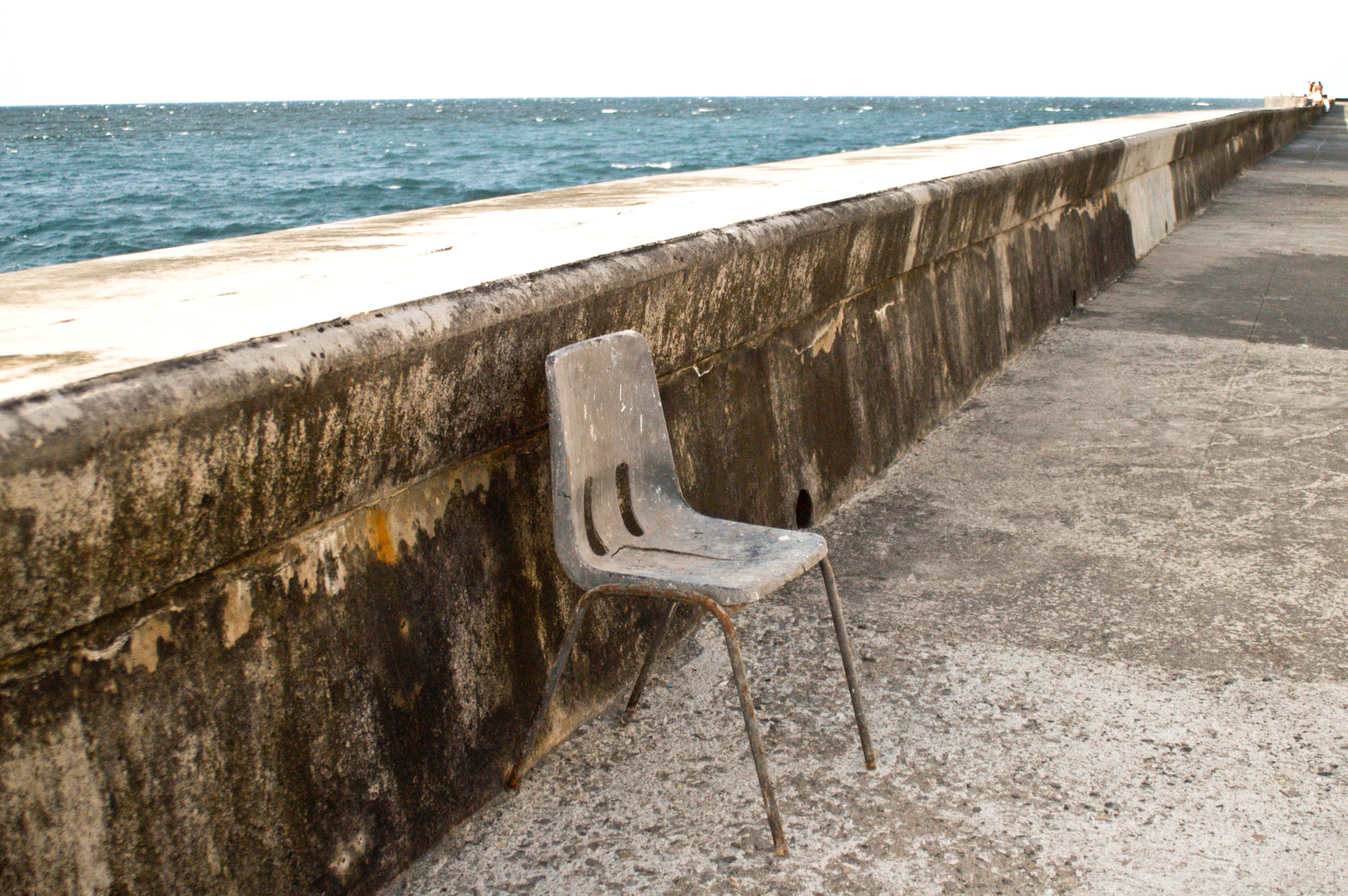 malecon, beauty in nature, soledad, wall, land, absence, historical, water, perspective, outdoors, sea, time, cracks, no people, chair, retaining wall, HD Wallpaper