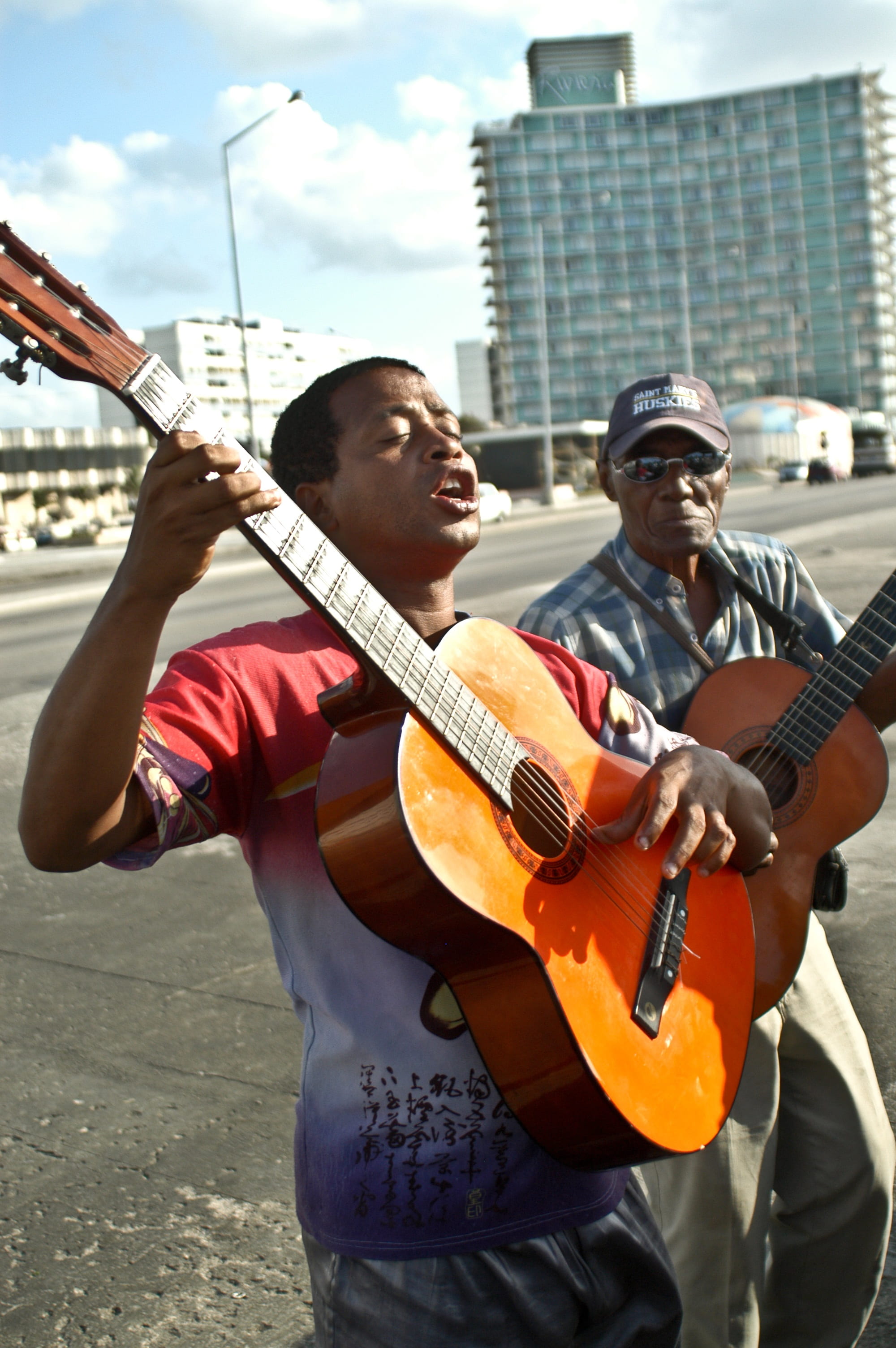 architecture, two people, lifestyles, people, playing, outdoors, ropes, city, togetherness, men, musicians, history, malecon, string instrument, holding, Phone HD Wallpaper