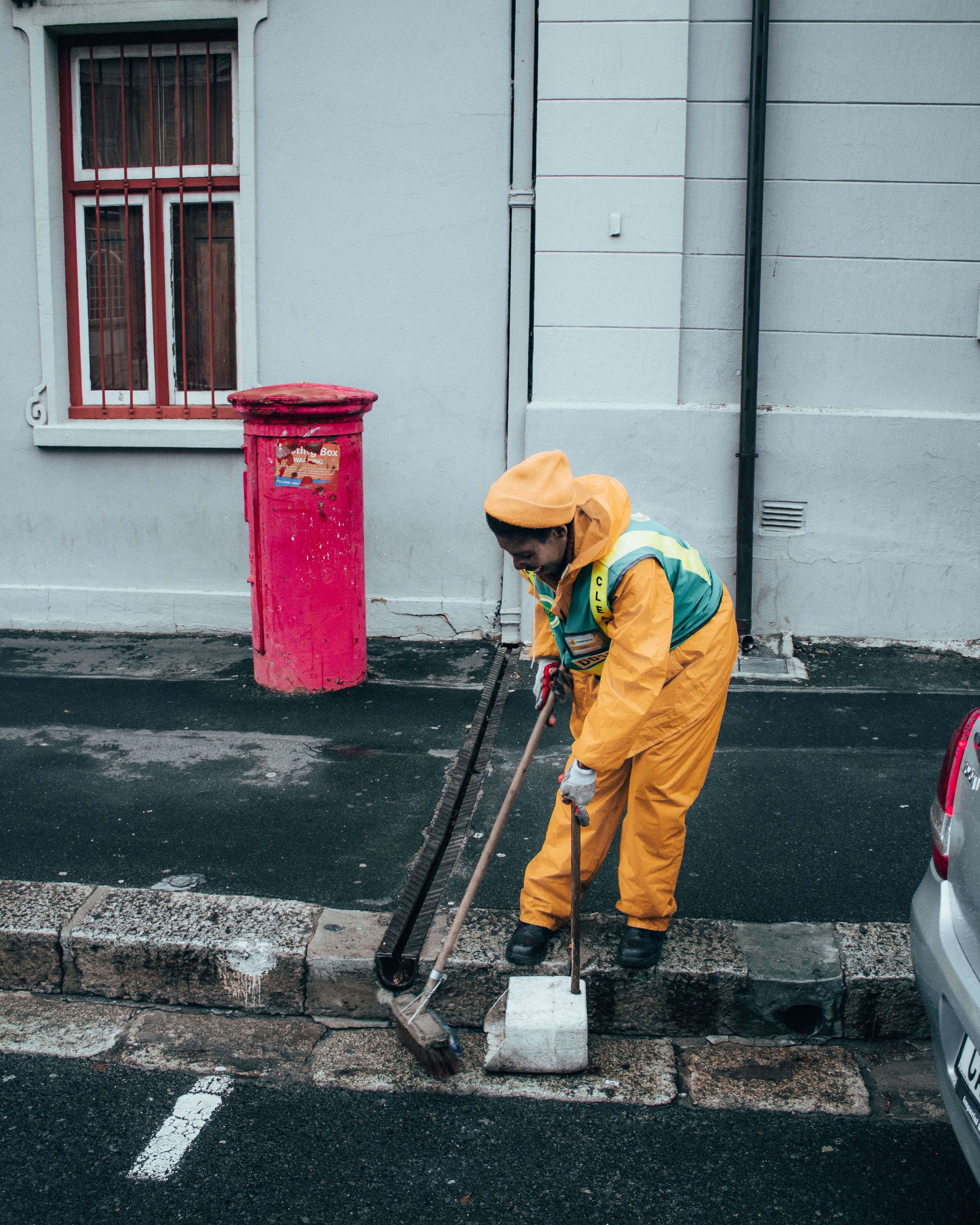 building, real people, cleaning, worker, standing, full length, photo, built structure, holding, day, aroundcapetown, photography, lifestyles, city, car, Phone HD Wallpaper