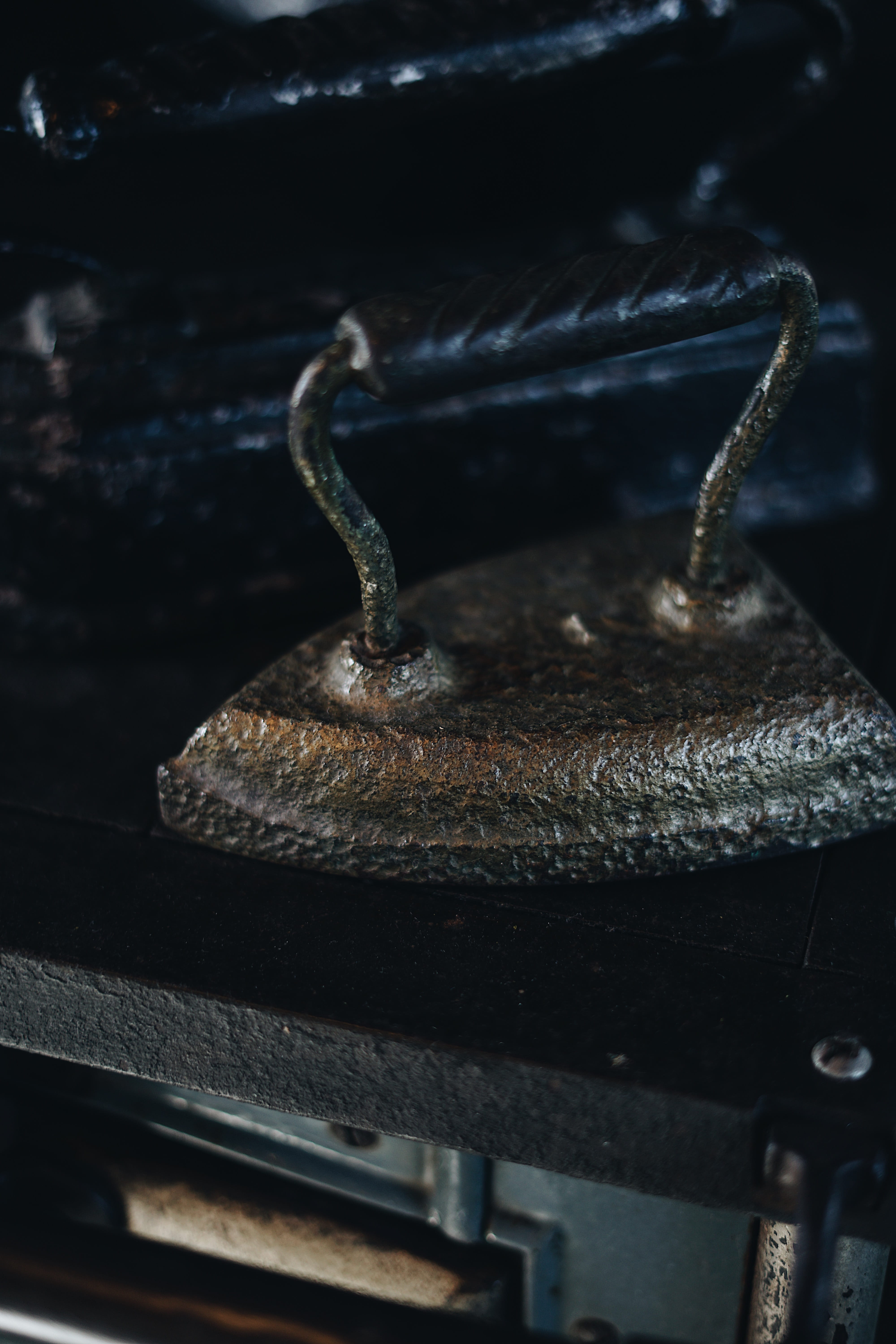 rusty, guitar, high angle view, musical instrument, figurine, animal, indoors, file binder, stove, bronze, machinery, metal, appliance, bracket, focus on foreground, Phone HD Wallpaper