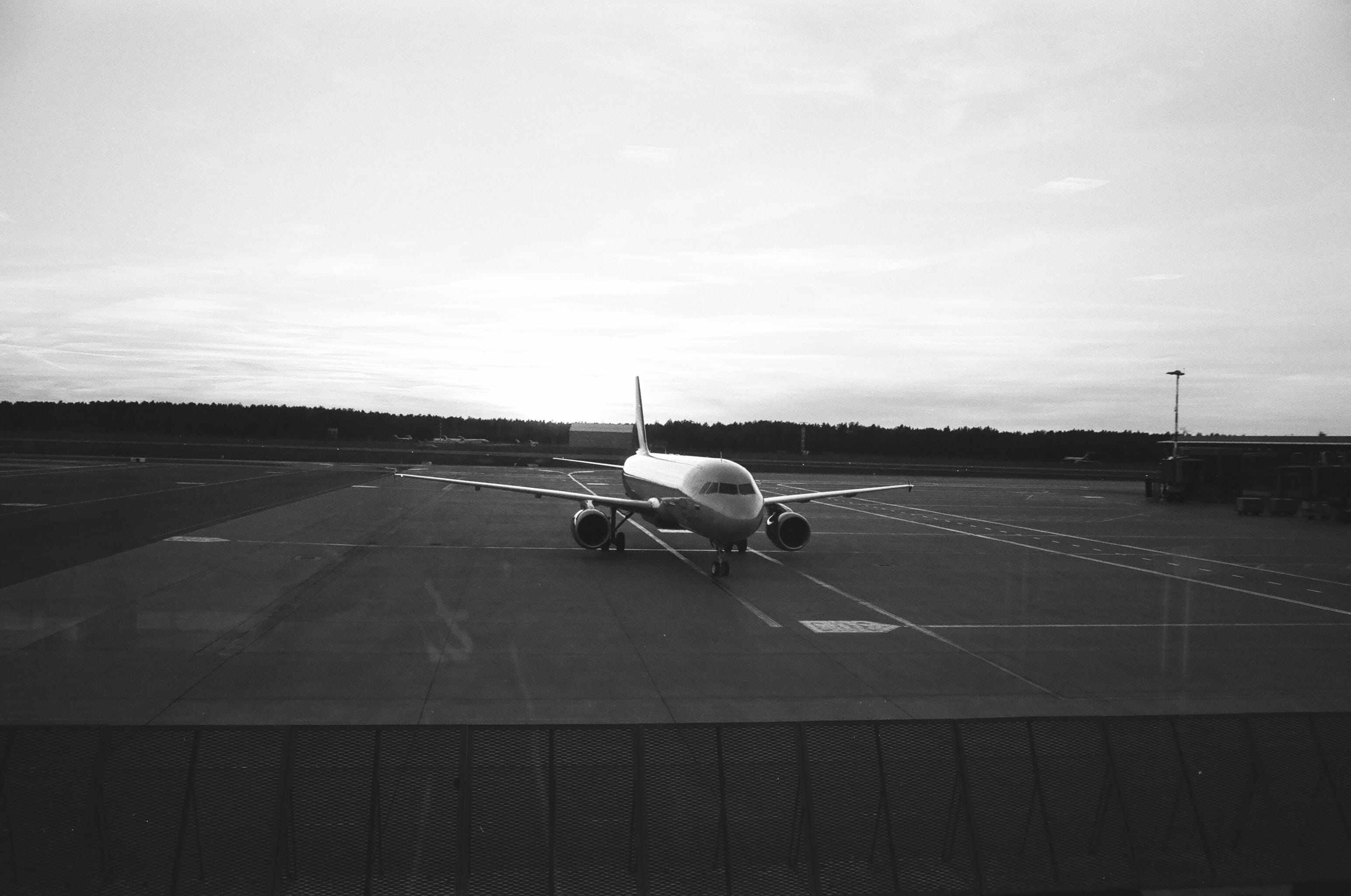 jet, landing, arrival, aircraft, flying, takeoff, air vehicle, indoors, outdoors, bird, ballroom, vehicle, no people, airliner, transportation, airplane, HD Wallpaper