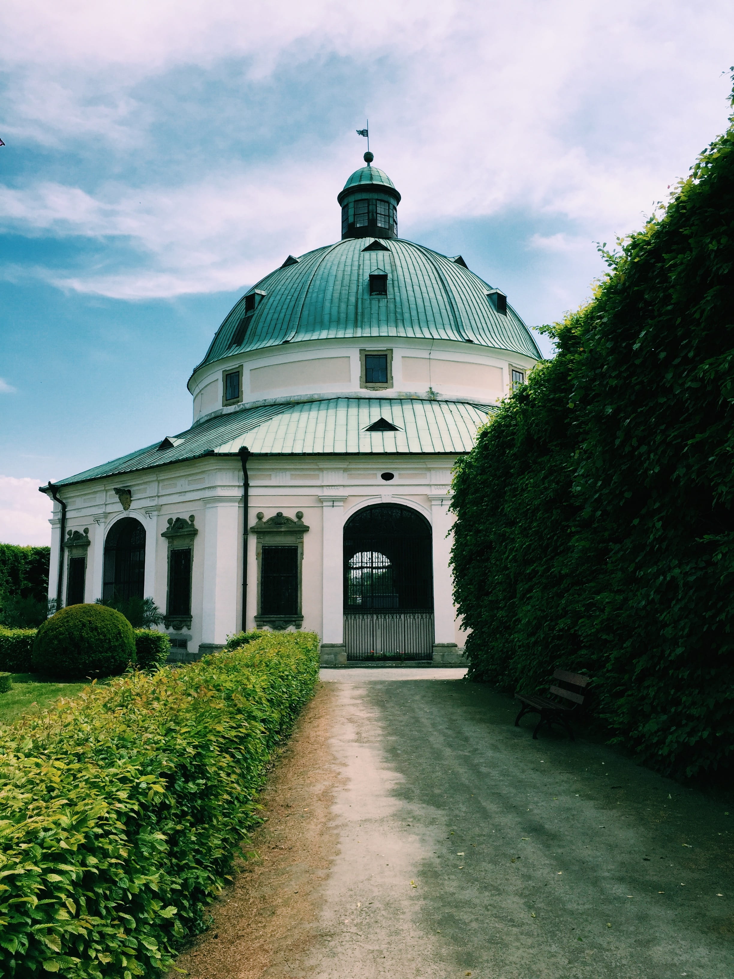 building Exterior, 2K, built Structure, archeology, nature, day, garden path, moravia, government, famous Place, Building, Travel, architectural column, Phone HD Wallpaper