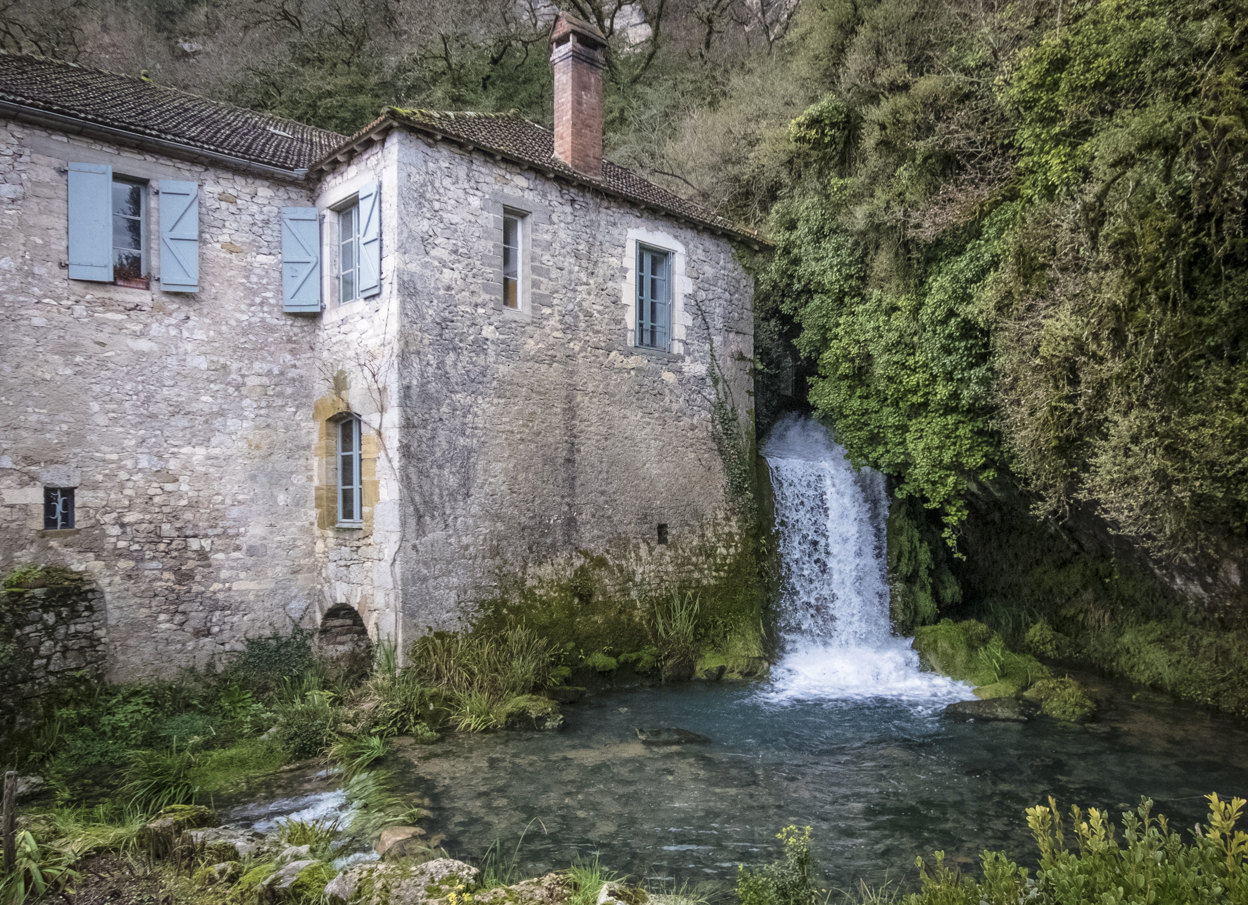 waterfall, no people, day, wall, flowing, beauty in nature, forest, european, nature, cascade, historic, 4K, building exterior, tree, house, europe, long exposure, HD Wallpaper