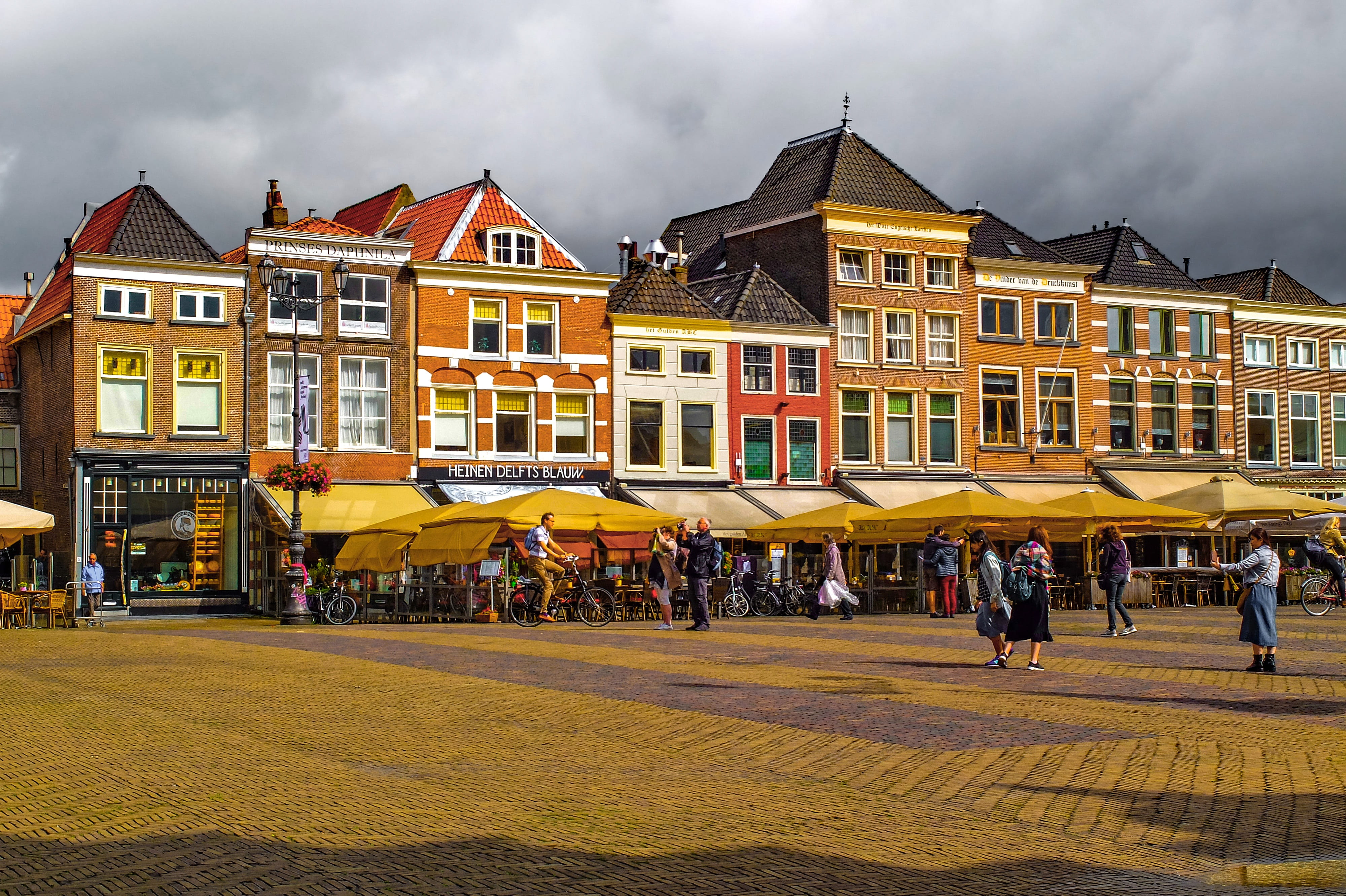 sky, cloud - sky, architecture, europe, town, house, outdoors, group of people, brick, built structure, street, adult, delft, cityscape, crowd, 4K, building exterior, HD Wallpaper