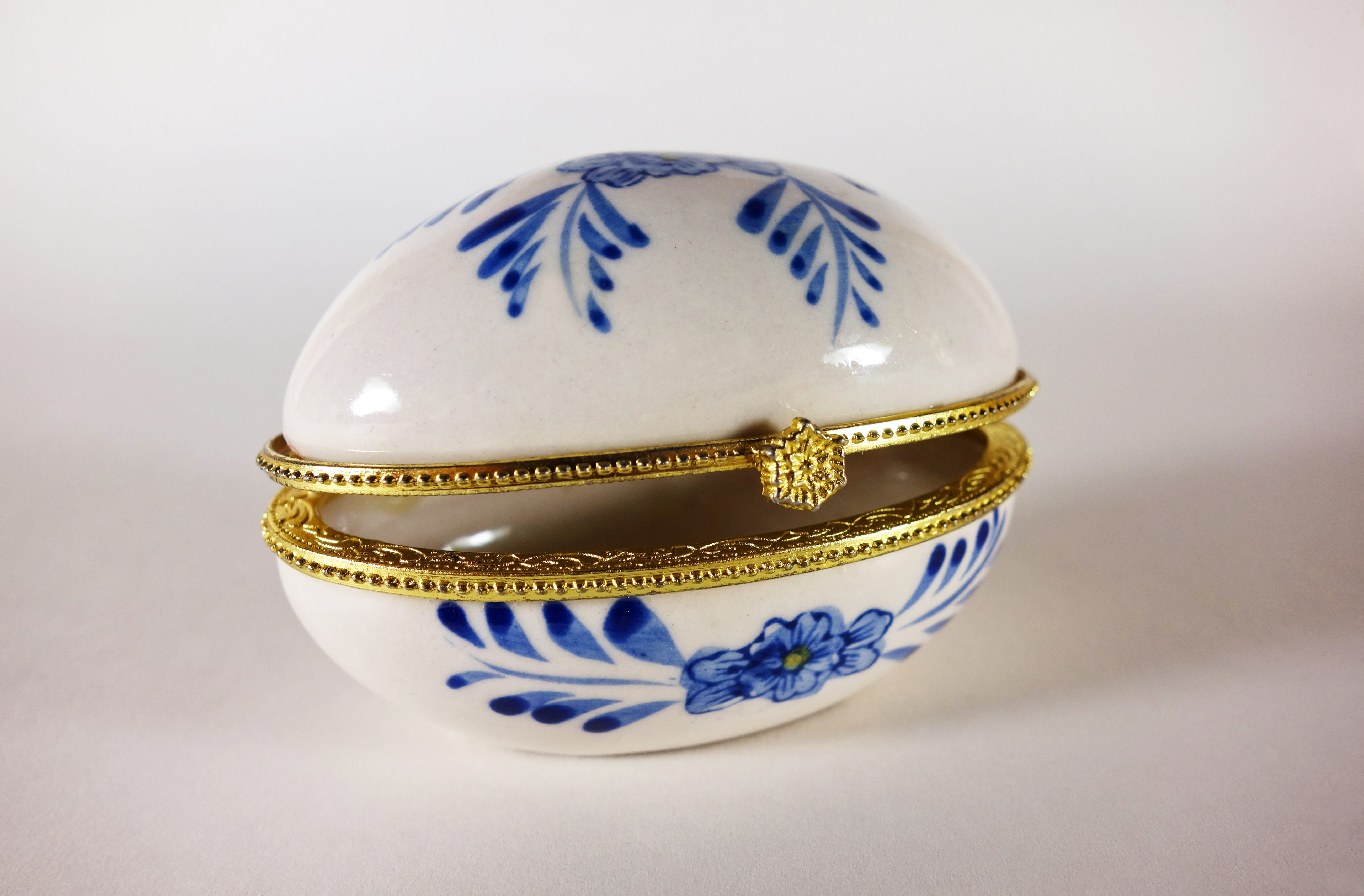 pattern, gold colored, porcelain, oval box, food and drink, indoors, blue, oval, gray background, white background, sphere, faience, no people, close-up, HD Wallpaper