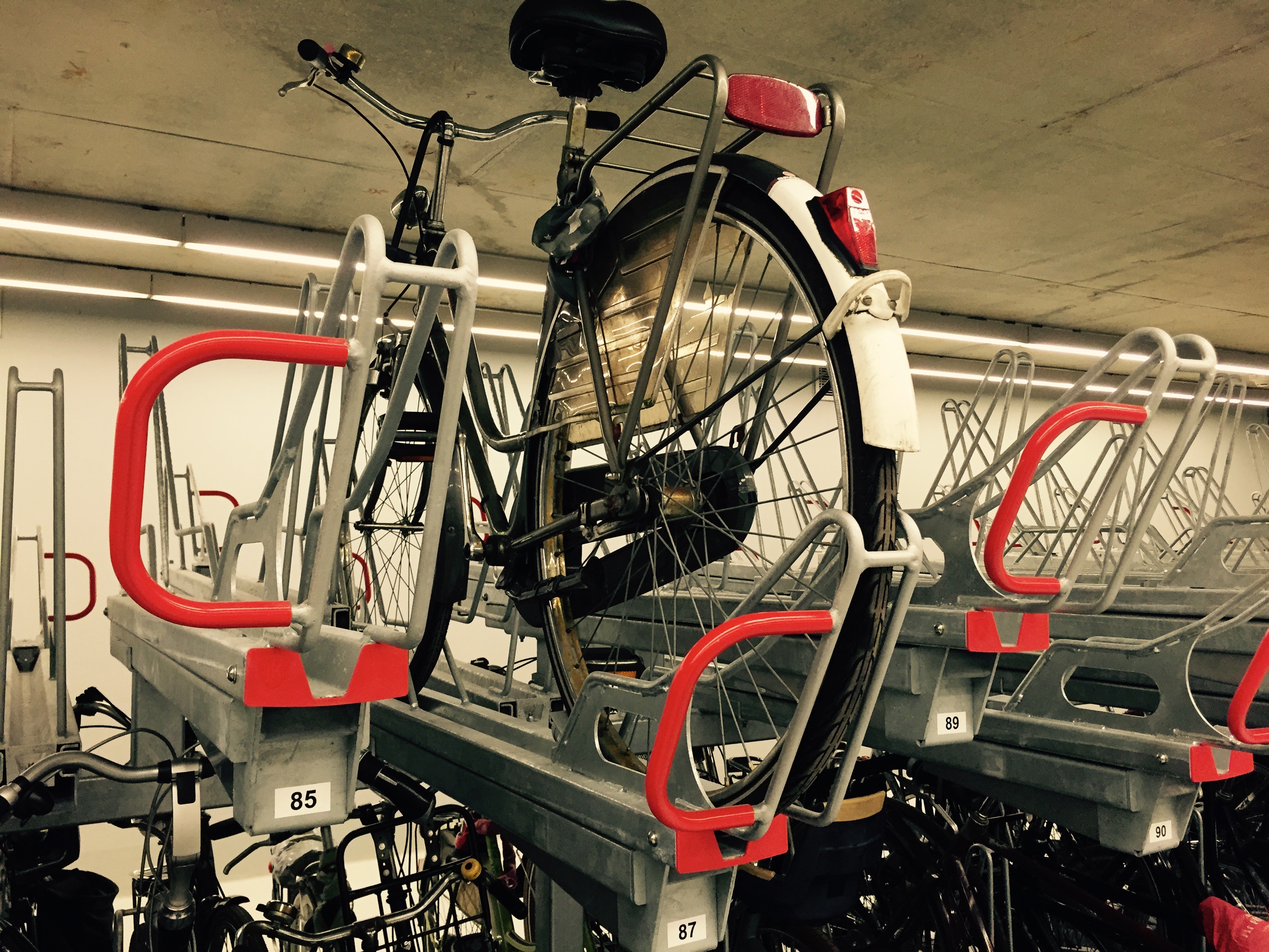 cycling, no people, 2K, wheel, delft, station, rail transportation, stationary, red, land vehicle, day, travel, bicycle, indoors, close-up, industry, metal, HD Wallpaper