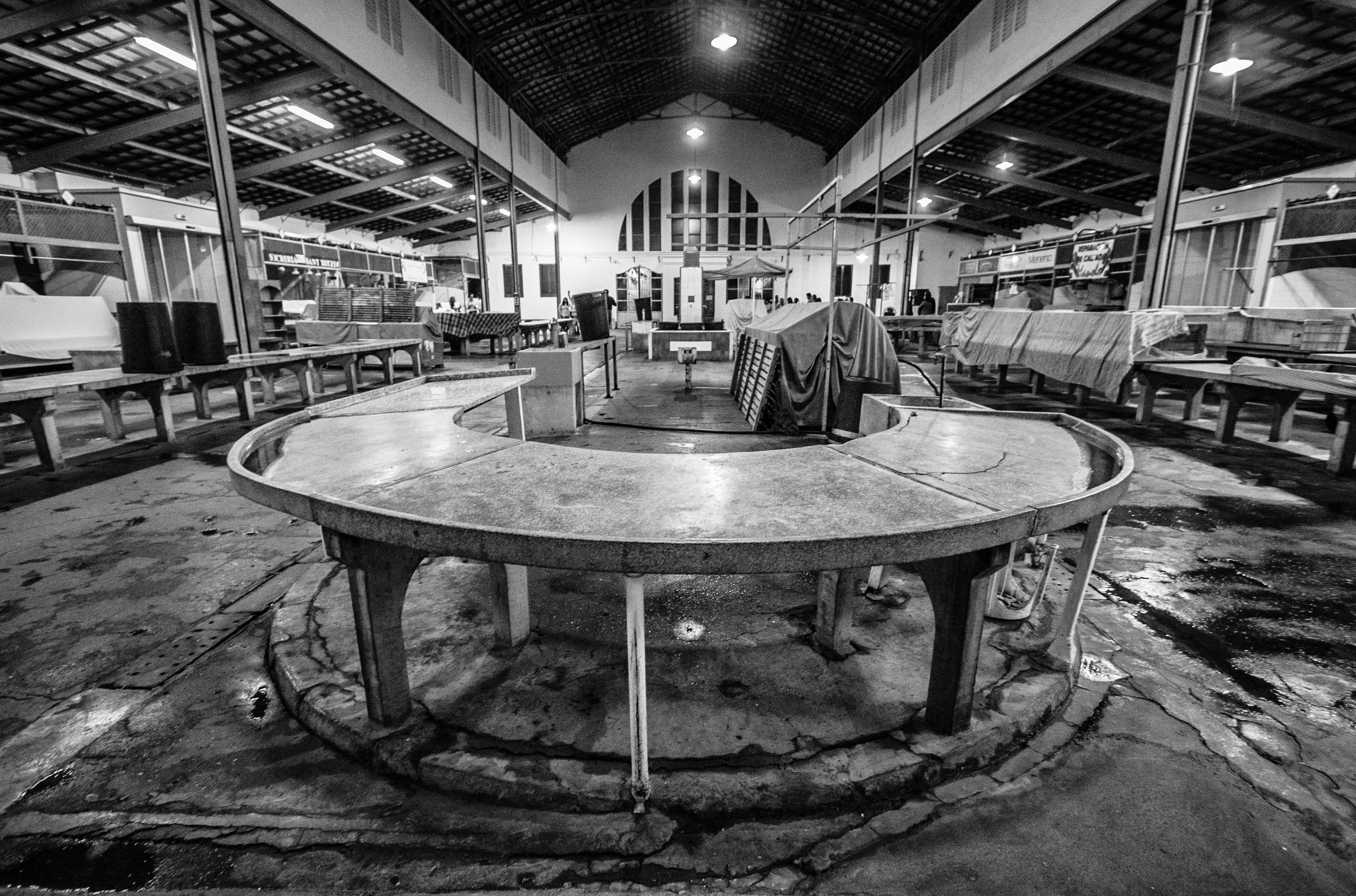 lifestyles, indoors, 2K, anyone, in black and white, flooring, relaxation, built structure, real people, market, equipment, sports equipment, closed, table, HD Wallpaper