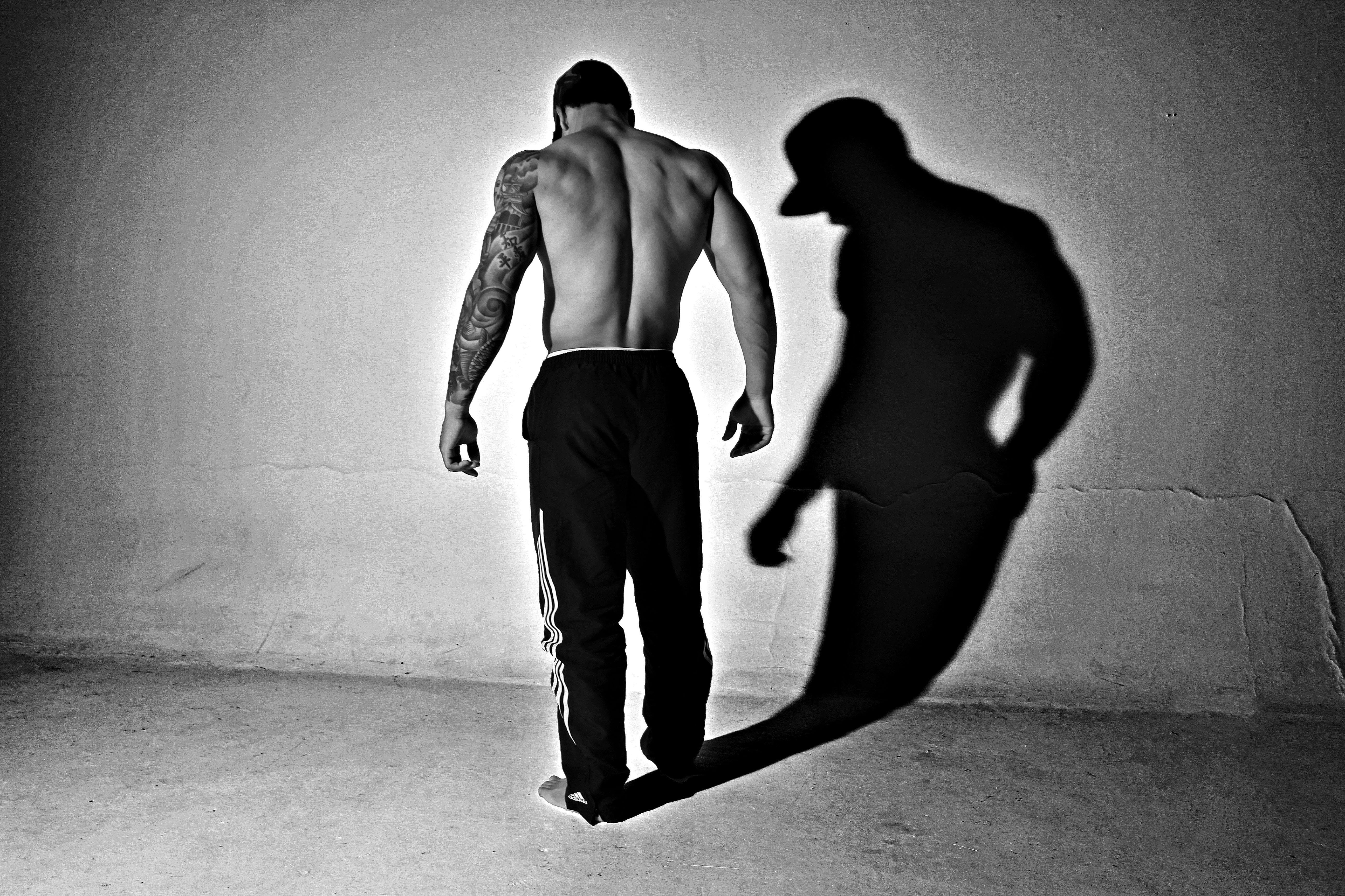 lifestyles, winner, power, standing, men, wall - building feature, strength, clothing, real people, full length, muscle, nutritionist, walking, sunlight, HD Wallpaper