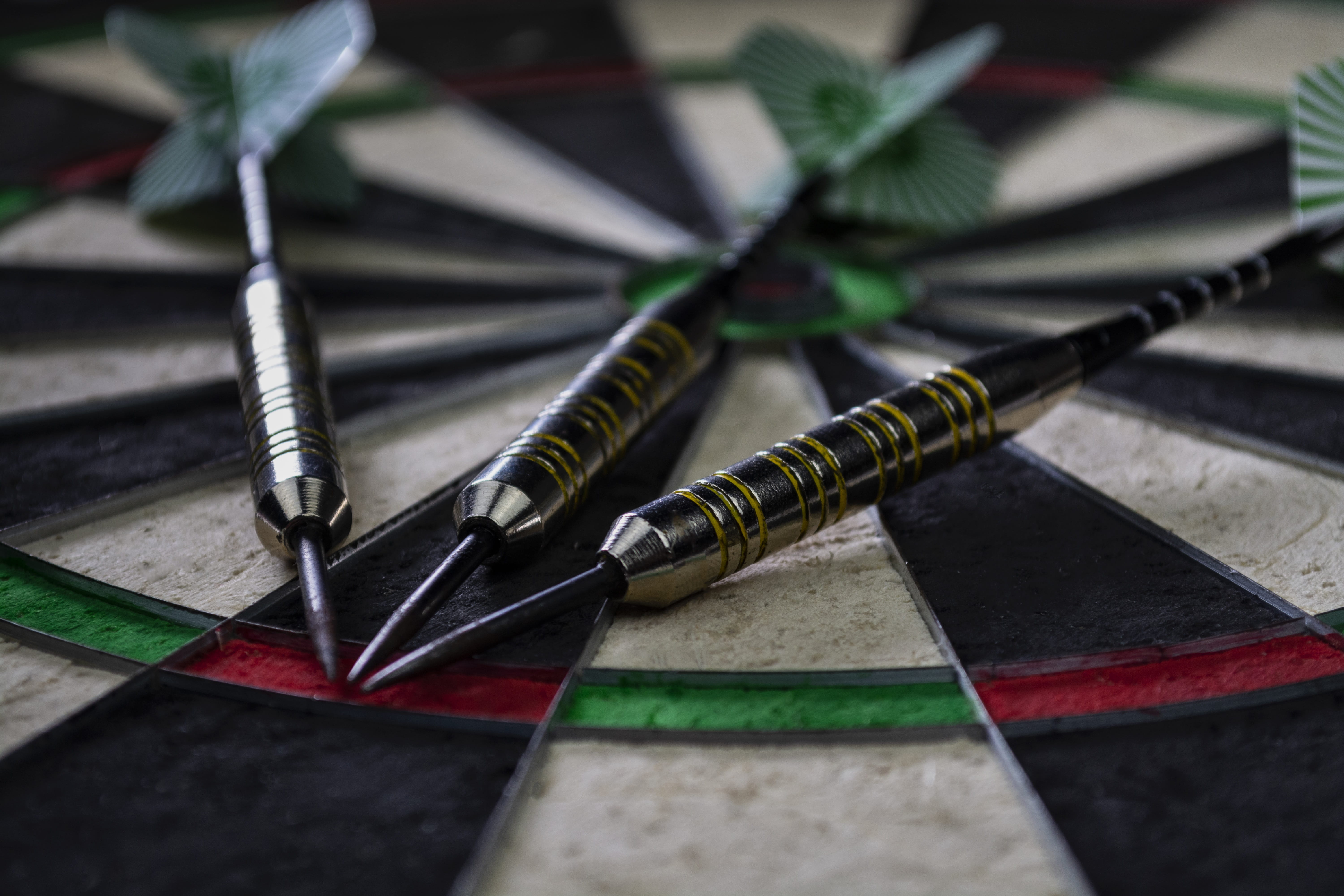 bar, competition, meeting, selective focus, throw, england, circle, multi colored, sharp, skill, green color, table, darts, dartboard, geometric shape, HD Wallpaper