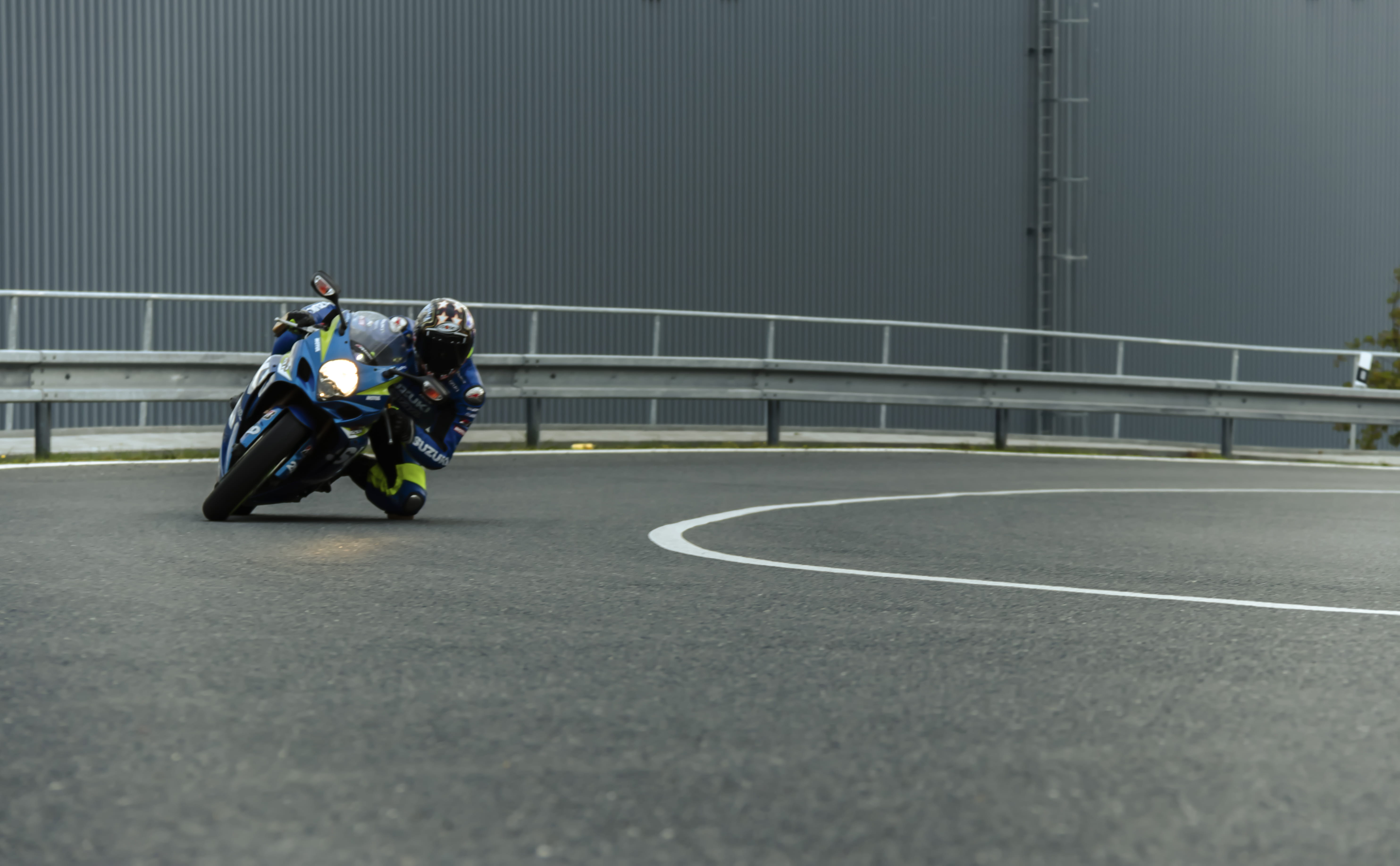 full length, men, speed, automobile, vehicle, sport, lean on the side, man, riding, motorbike, track, 5K, suzuki, motorcross, architecture, crash helmet, HD Wallpaper