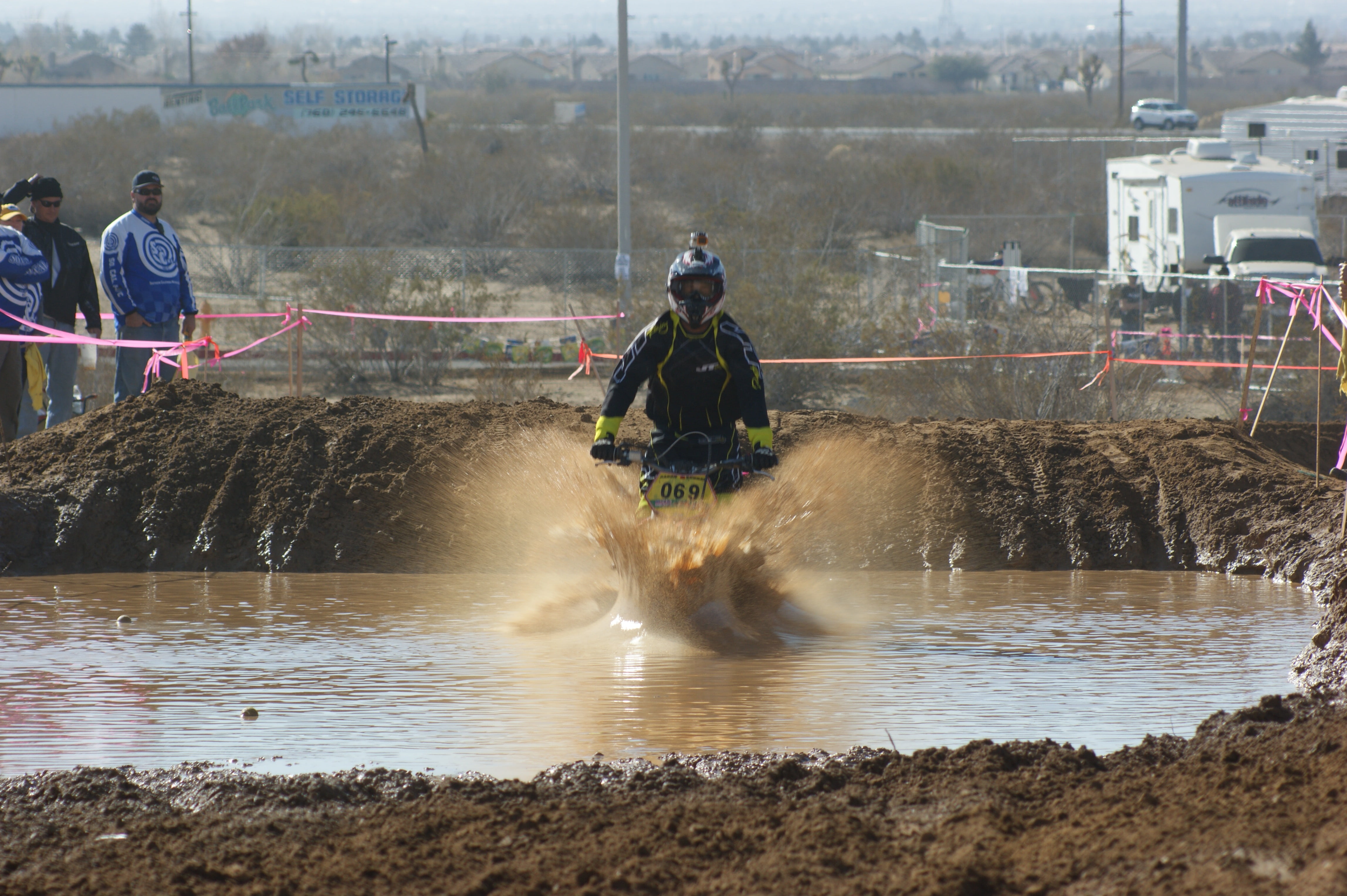 adult, dirt, wheel, speed, splashing, motorsport, track, competitive sport, prix, motorbike, clothing, cooperation, people, extreme, water, effort, mud, HD Wallpaper