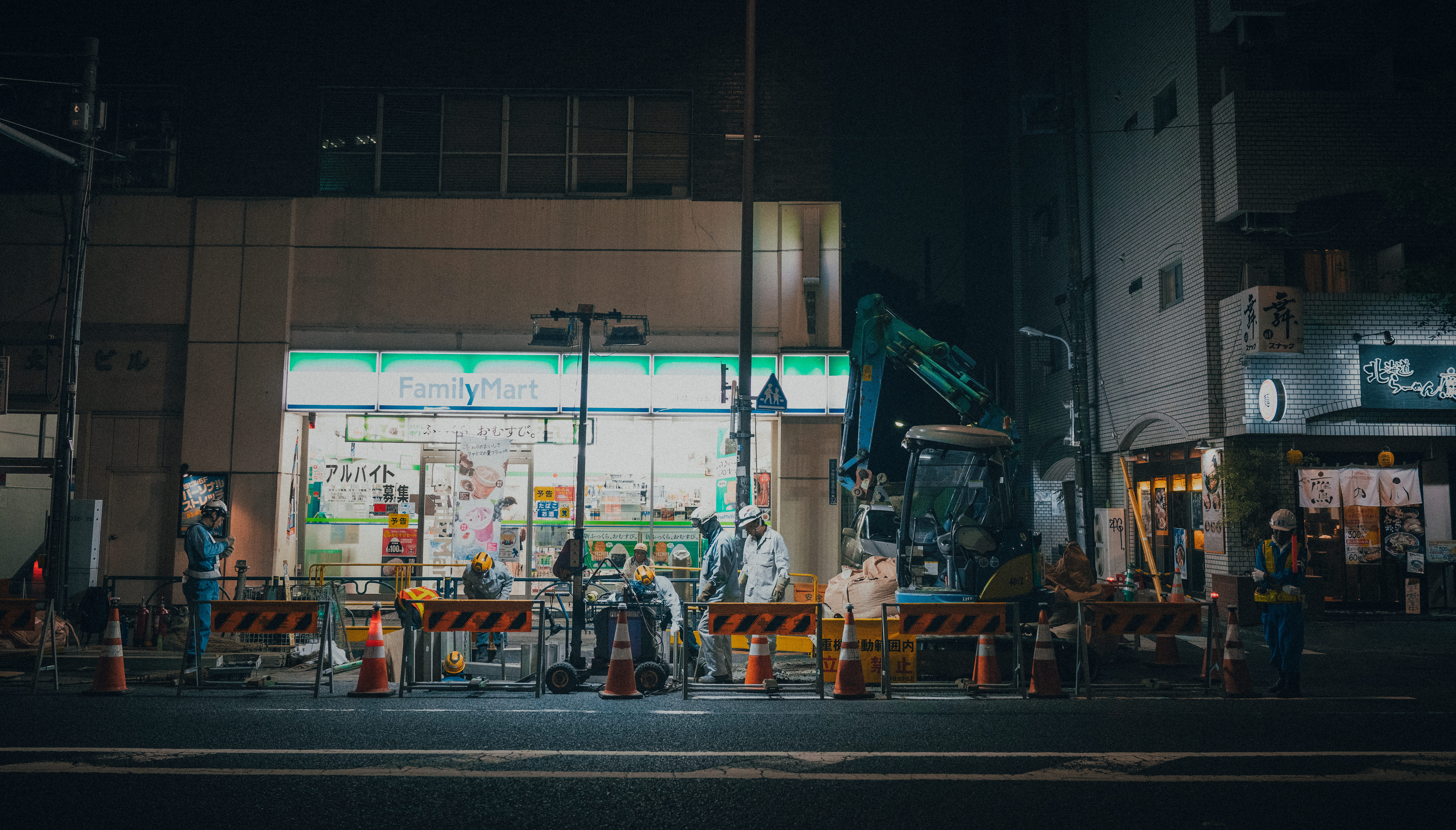 lifestyles, urban, crane, road, construct, roadside, candid, group, construction, street, outdoors, city street, women, building, town, men, night, store, HD Wallpaper