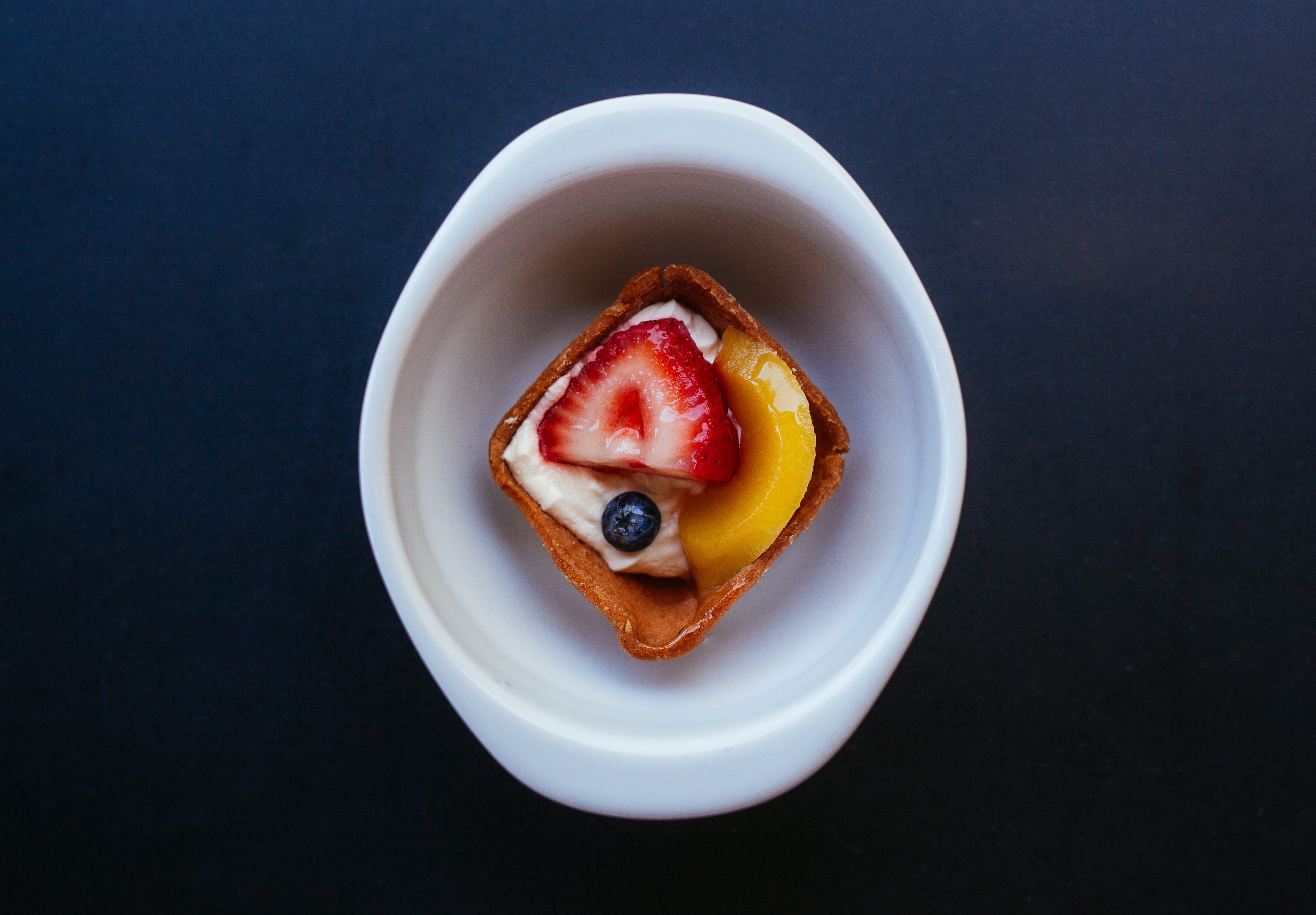 snack, minimalistic, temptation, 5K, tart - dessert, black background, sweet Food, Fruit, meal, berry fruit, strawberry, directly above, dish, wellbeing, HD Wallpaper