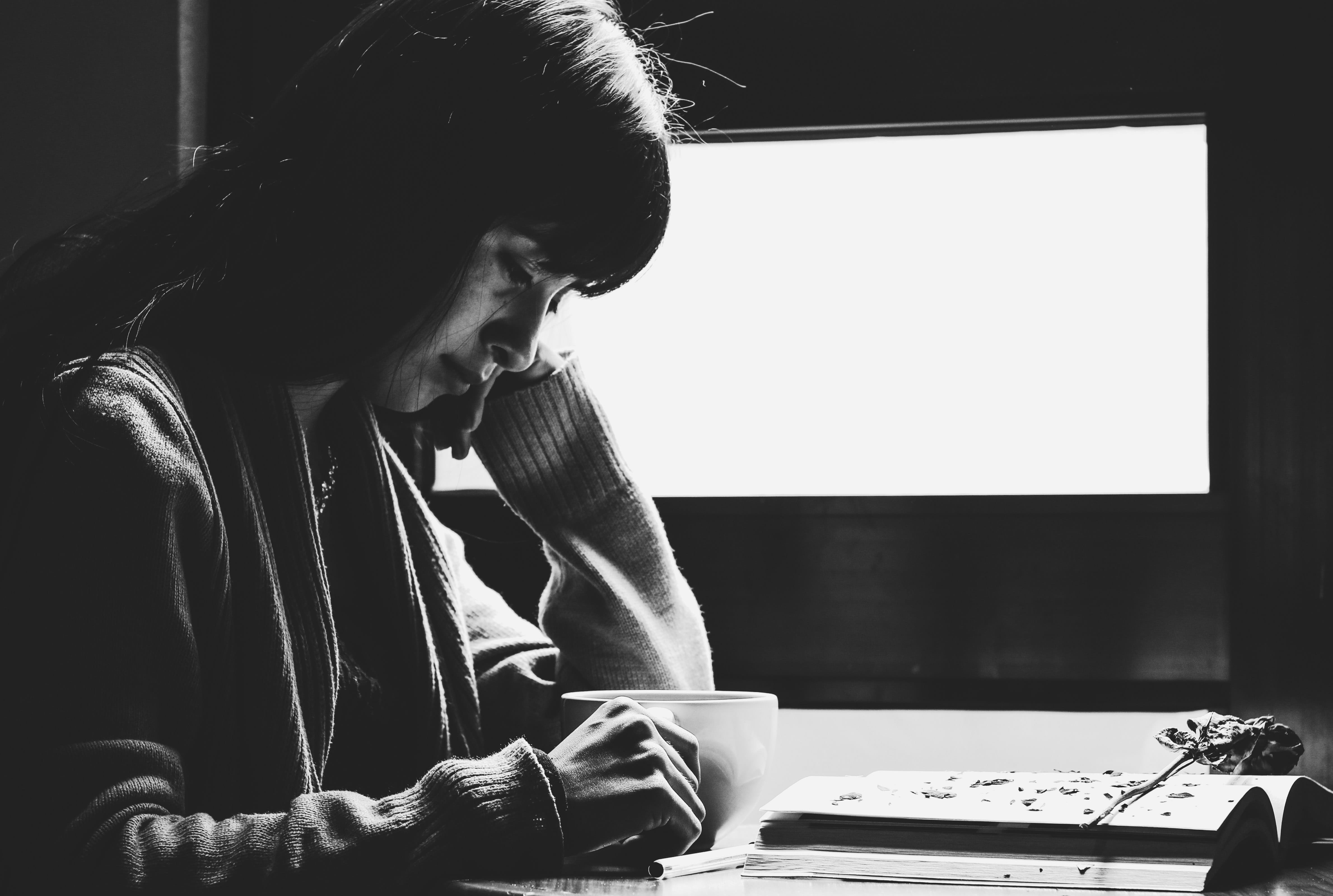 4K, contemplation, lifestyles, headshot, home interior, young women, casual clothing, black and white, holding, sadness, waist up, poem, technology, looking, HD Wallpaper