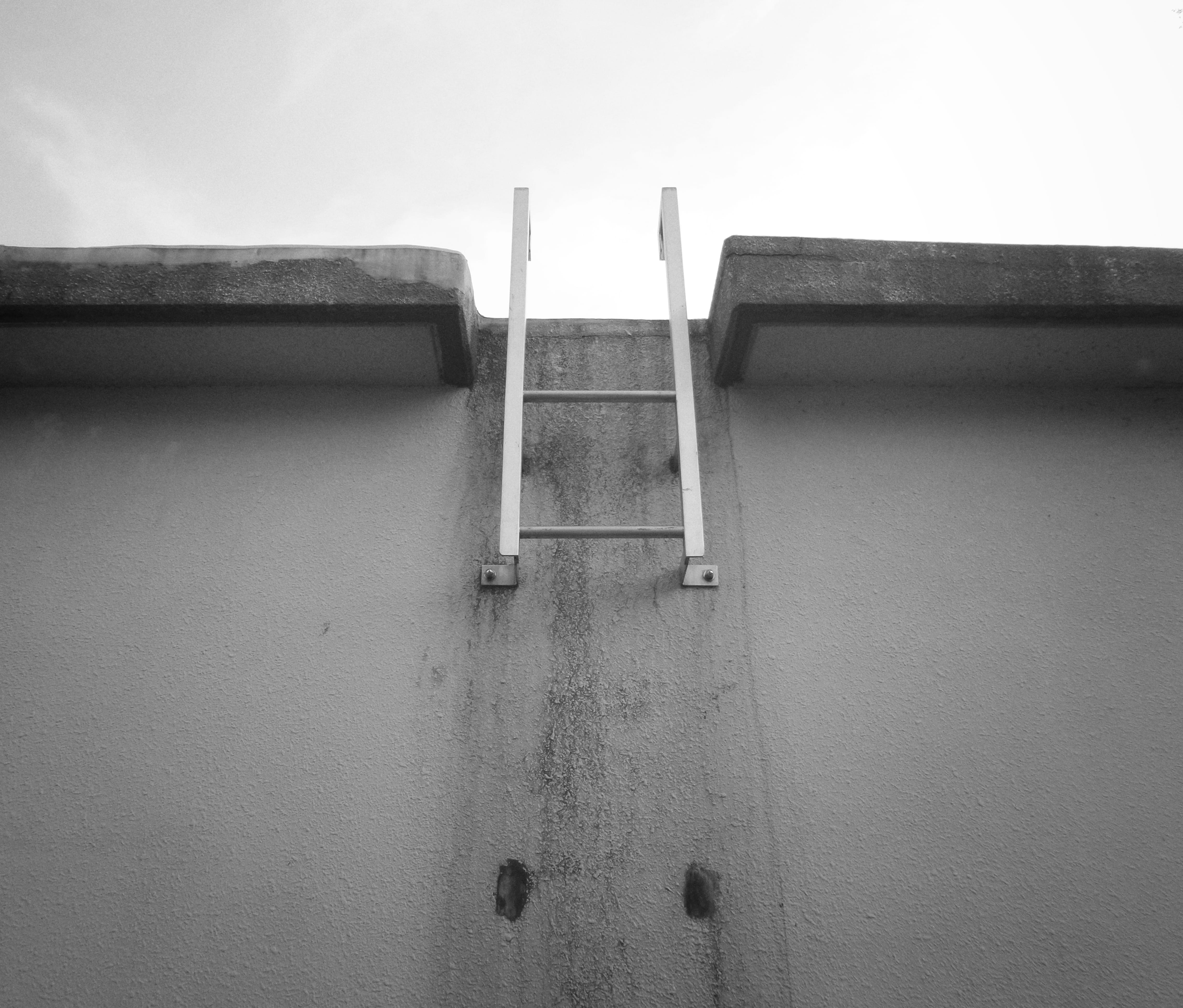 support, building exterior, directly below, wall - building feature, clear sky, échelle, metal, obstacle, railing, nature, 4K, mur, pipeline, fail, failure, HD Wallpaper