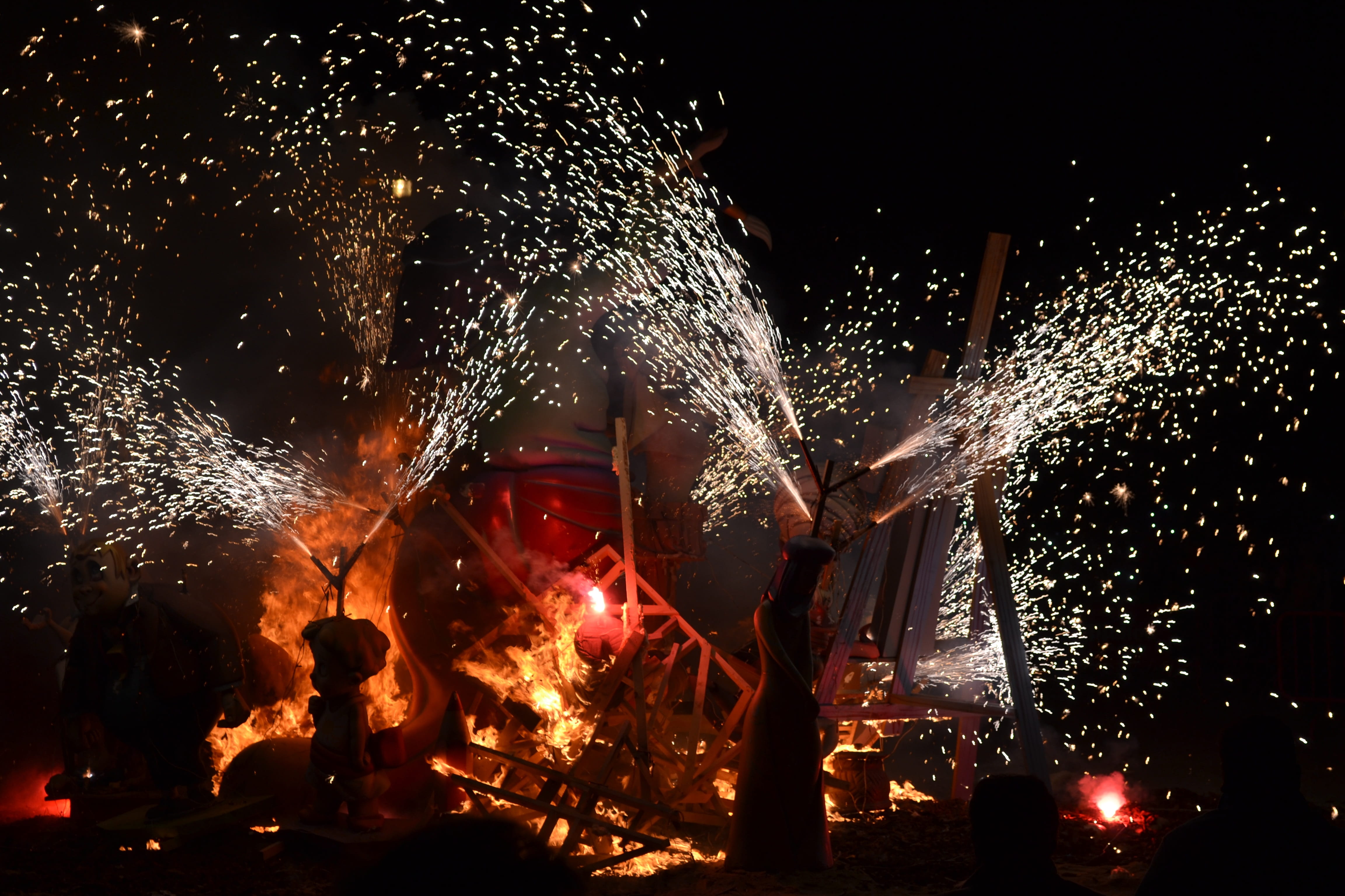 glowing, fire - natural phenomenon, firework display, no people, failures, 4K, Night, sparks, real people, motion, nature, blurred motion, Pyrotechnics, HD Wallpaper