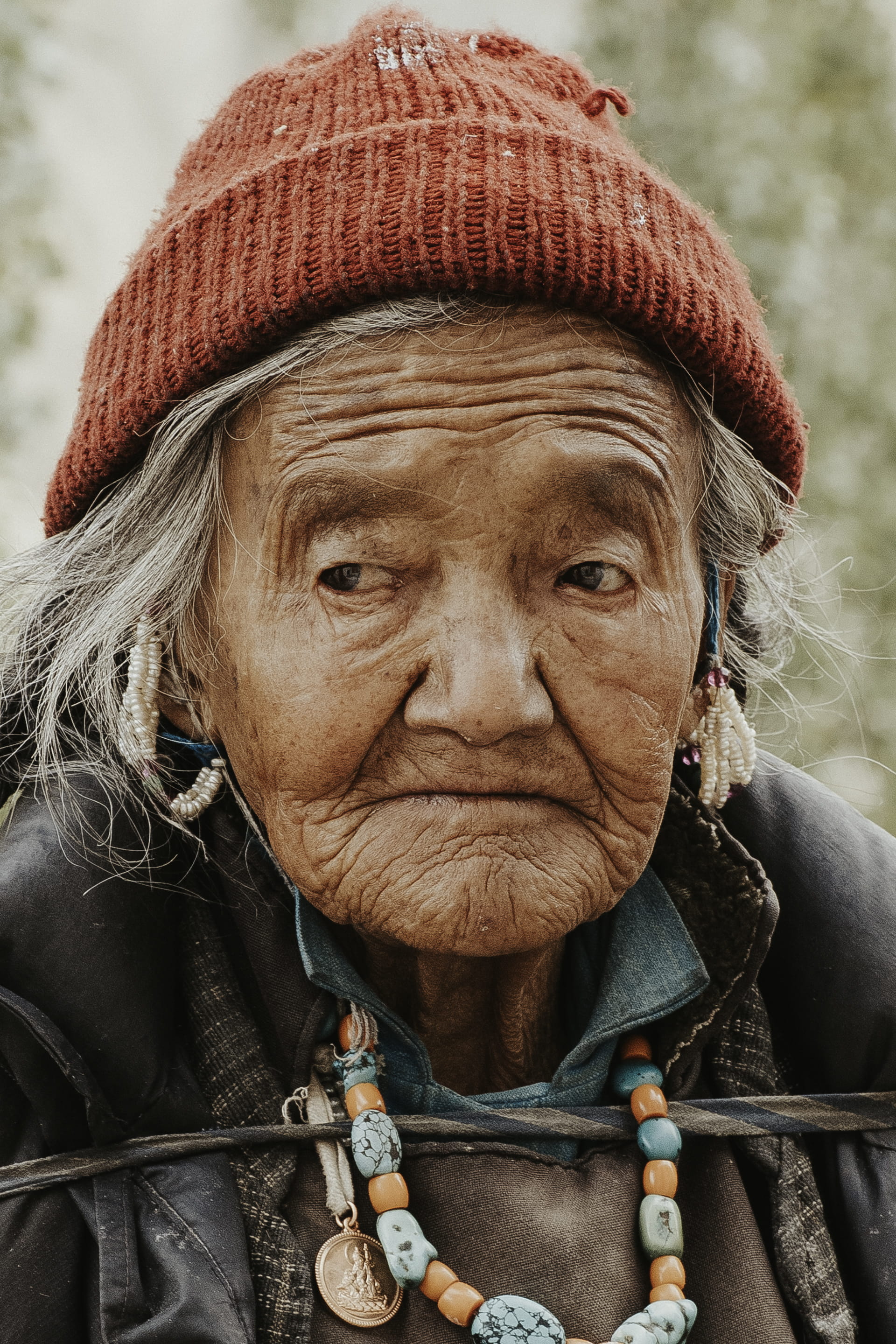 lifestyles, knit hat, front view, focus on foreground, leisure activity, close, 2K, elderly, photo, red, knit, adult, female, hairstyle, elder, blur, traditional, Phone HD Wallpaper