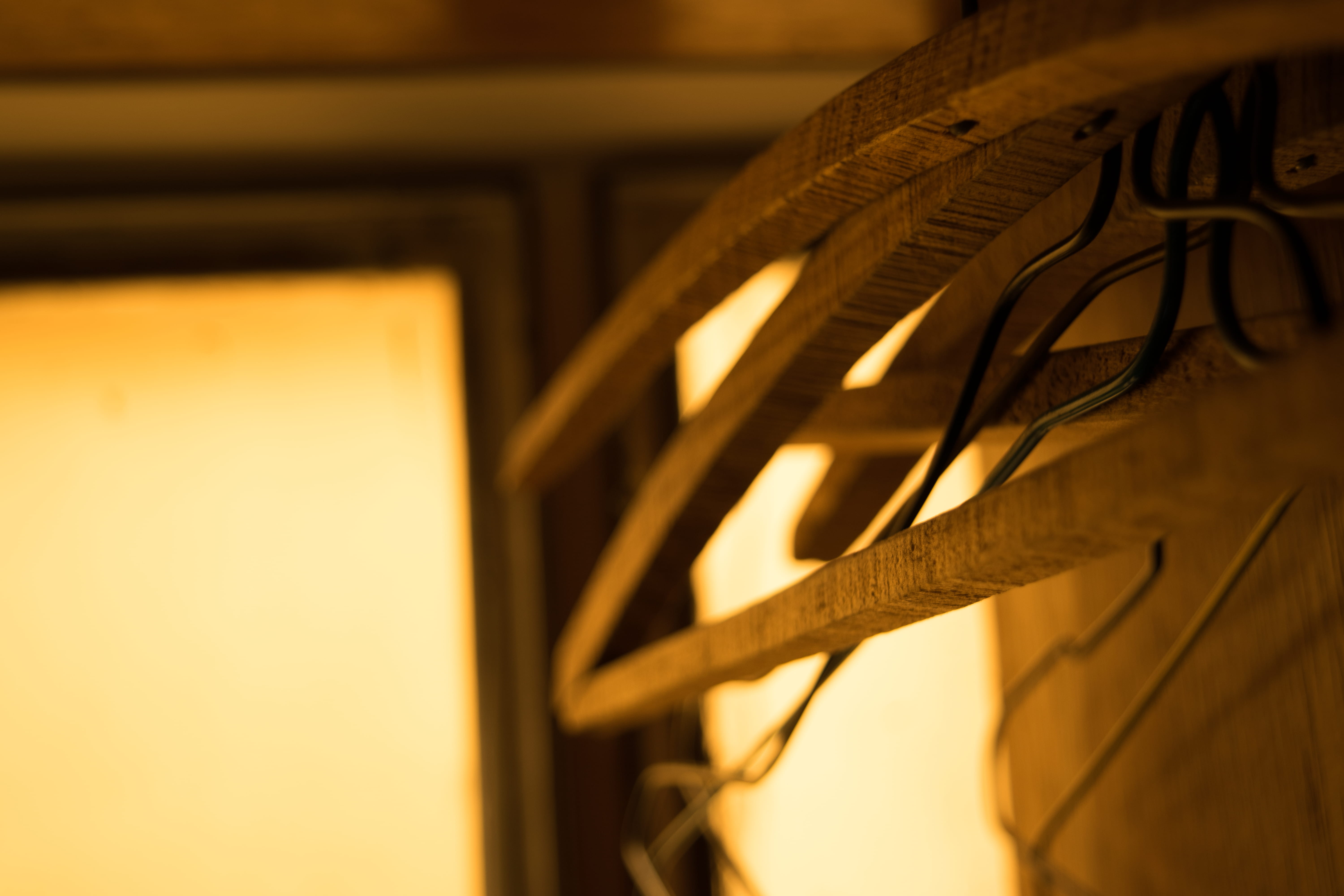 hanger, 5K, publication, hangers, indoors, selective, studio shot, wood - material, sepia toned, furniture, communication, focus on foreground, technology, HD Wallpaper