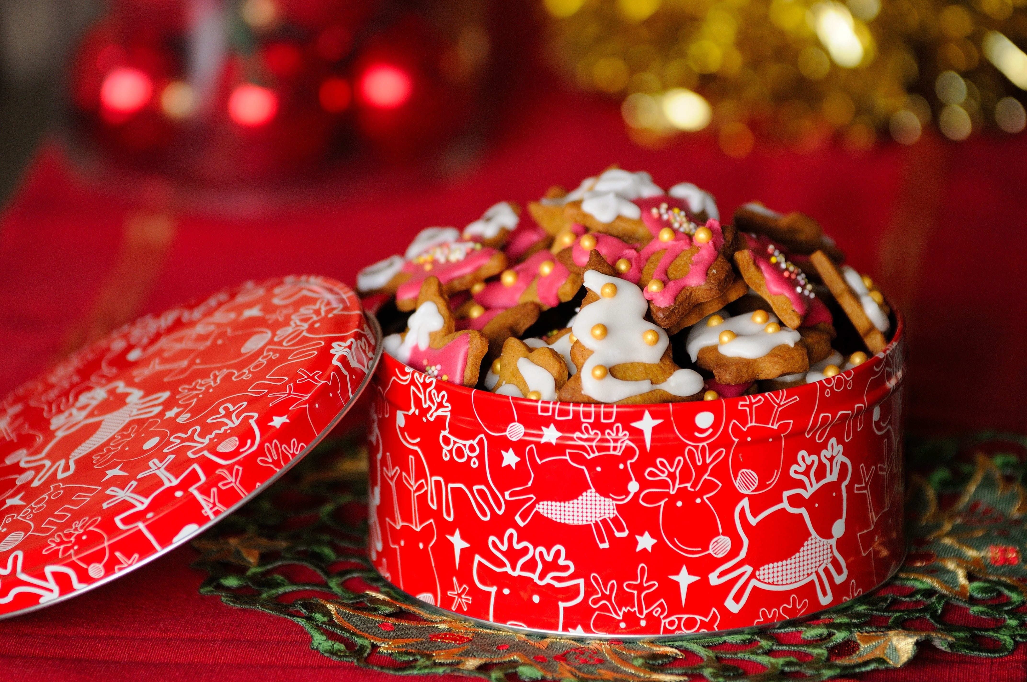 christmas, baking, ribbon, red, sweet, celebration, ribbon - sewing item, the cake, pastries, table, cookies, 4K, gift, christmas decoration, bakery, food and drink, HD Wallpaper