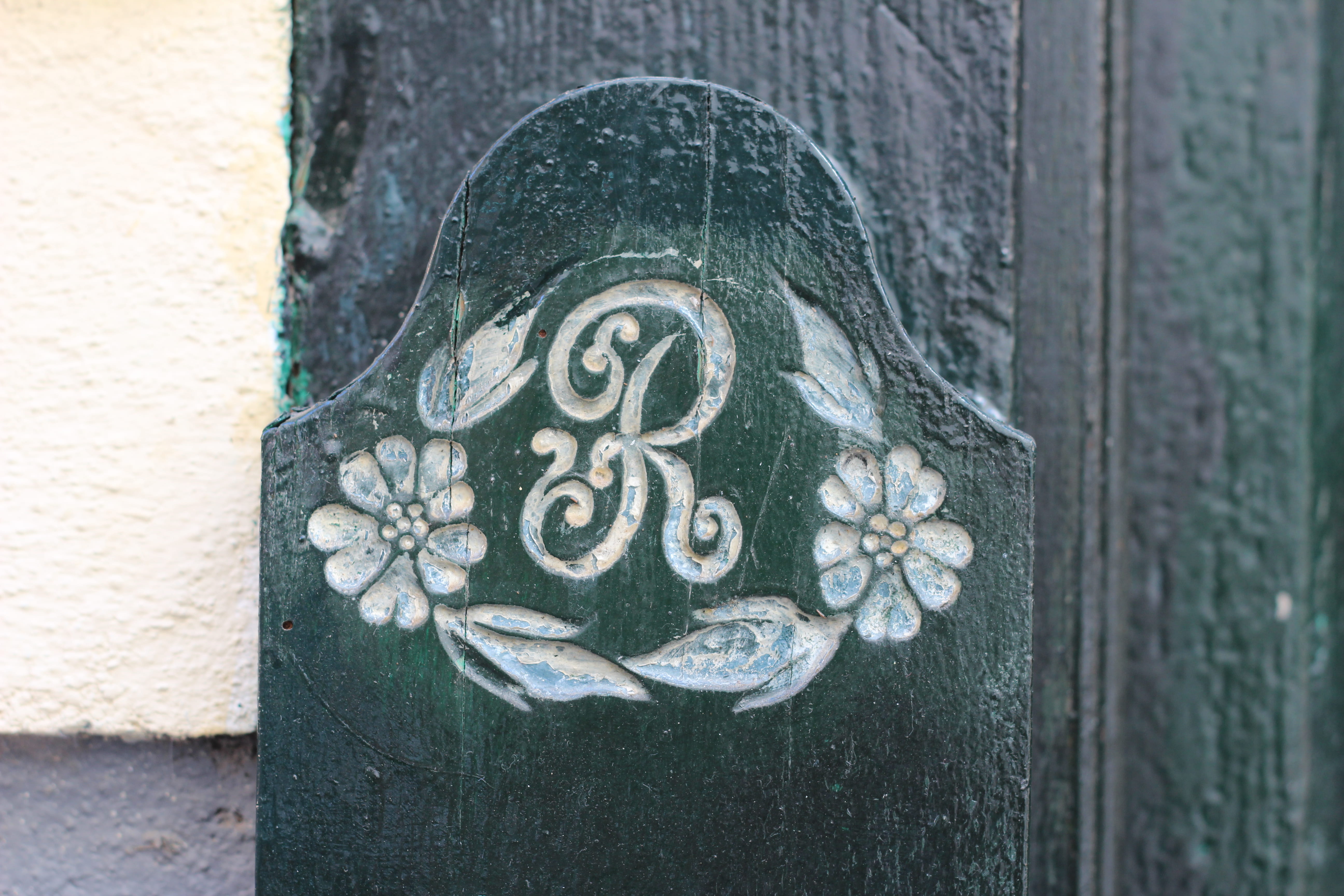 carving - craft product, initials, day, r, ownership, me, old, letter, right, human representation, architecture, metal, art and craft, outdoors, doorplate, HD Wallpaper