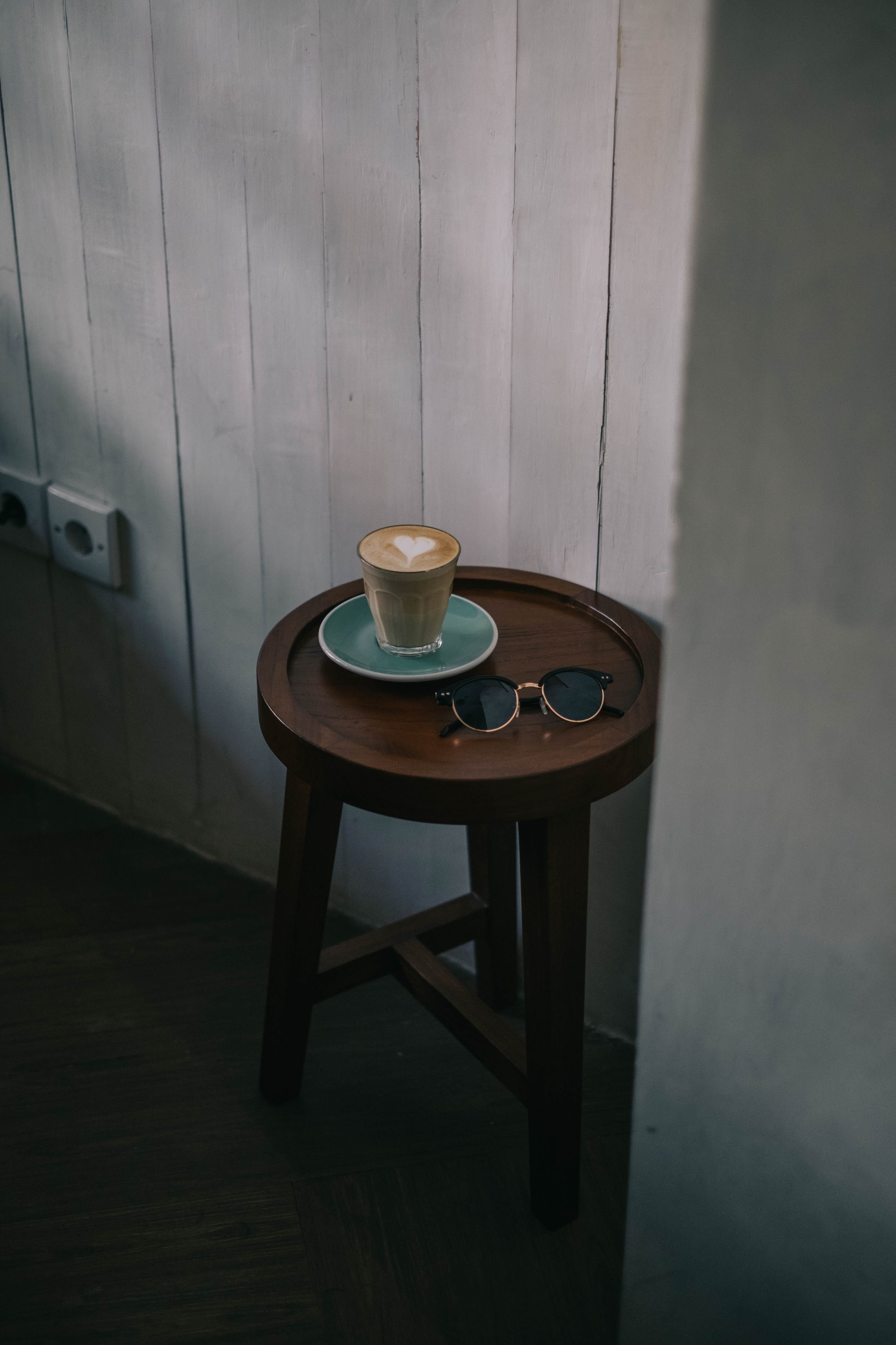 espressobased, morning, domestic Room, design, furniture, beside, drink, sunglass, modern, interior, capuccino, indoors, backgrounds, plate, heart shaped milk froth, Phone HD Wallpaper