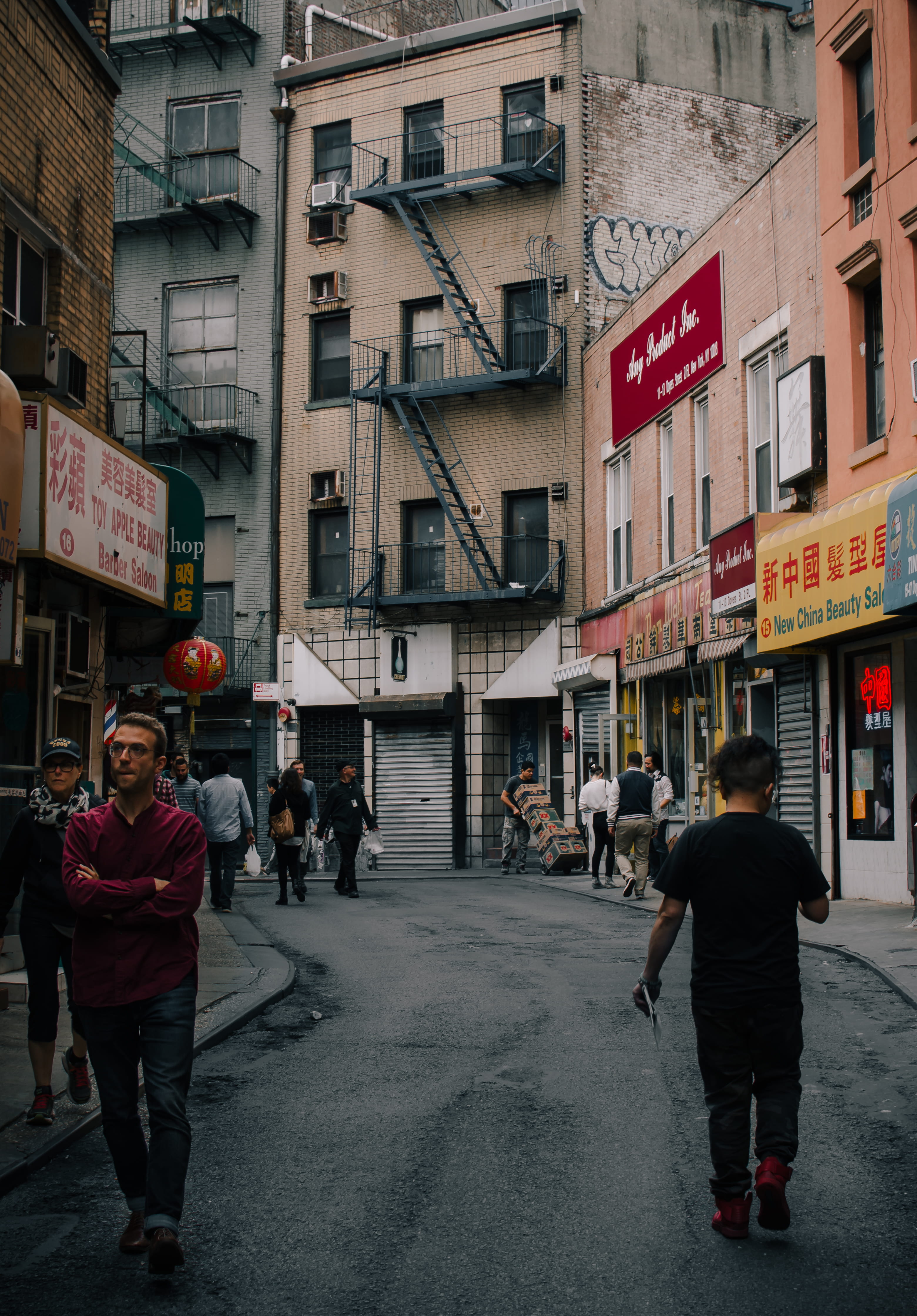 communication, people, doyers, outdoors, rear view, new york city, canon, sign, city, 4K, lantern, houses, women, tourism, walking, near, tourist, urban, Phone HD Wallpaper